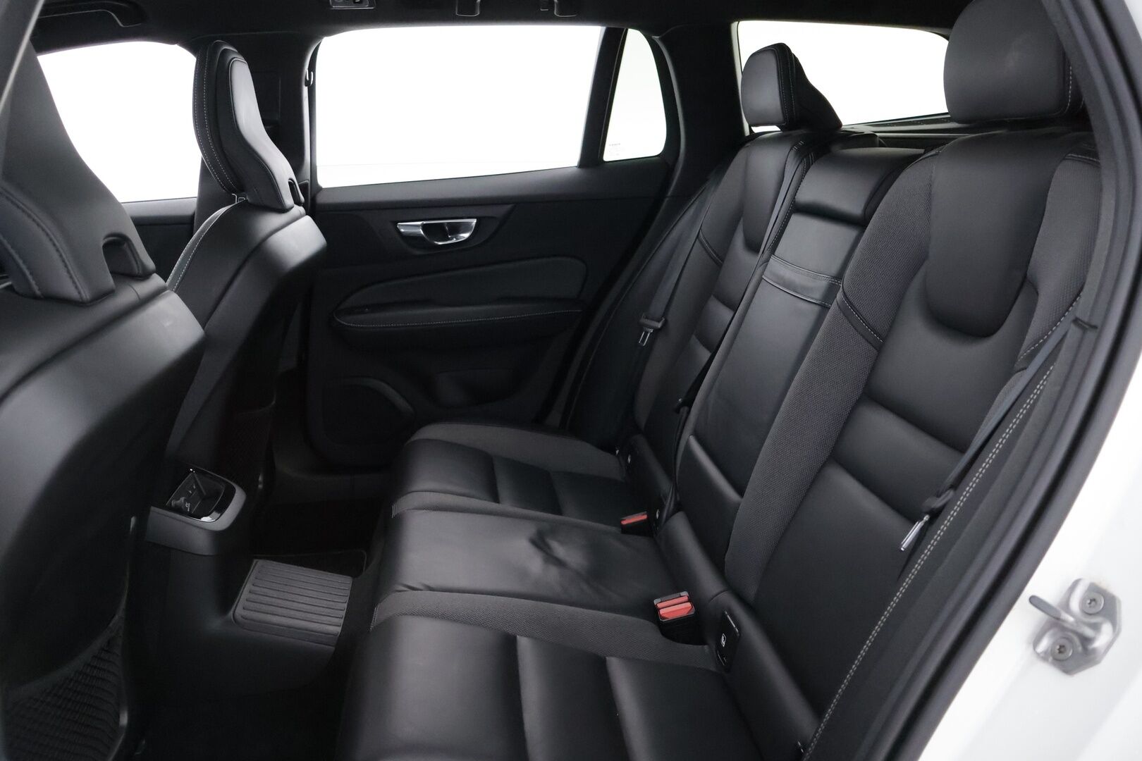 Volvo V60 2019 T8 AWD R-Design aut - Webasto | ACC | HUD | Harman&Kardon | Panoraama | Vetokoukku | P:Kamera | Ratinlämmitin | Sähköluukku | Keyless | Huippuvarusteet!