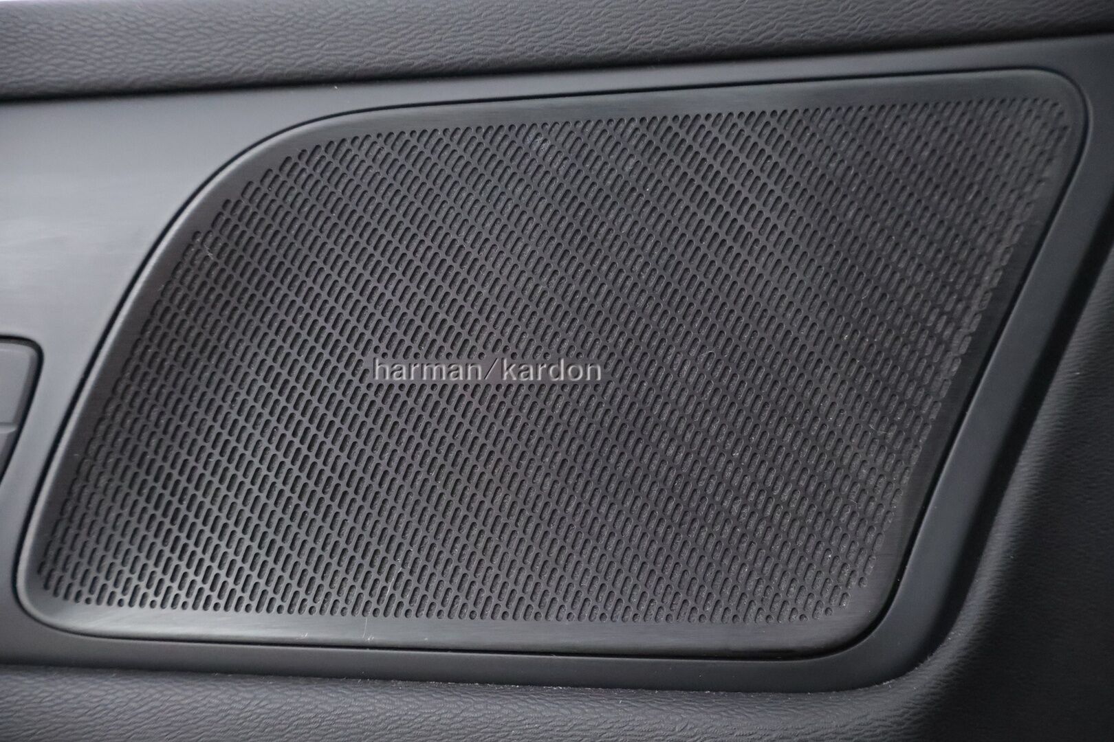 Volvo V60 2019 T8 AWD R-Design aut - Webasto | ACC | HUD | Harman&Kardon | Panoraama | Vetokoukku | P:Kamera | Ratinlämmitin | Sähköluukku | Keyless | Huippuvarusteet!