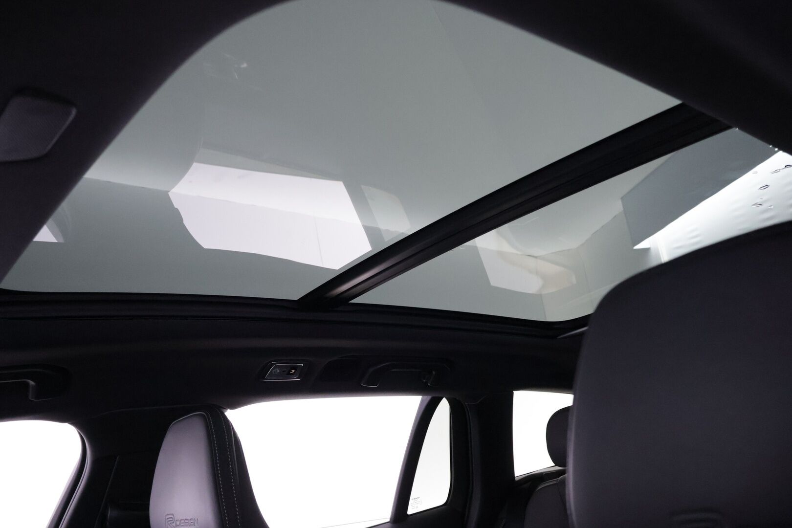 Volvo V60 2019 T8 AWD R-Design aut - Webasto | ACC | HUD | Harman&Kardon | Panoraama | Vetokoukku | P:Kamera | Ratinlämmitin | Sähköluukku | Keyless | Huippuvarusteet!