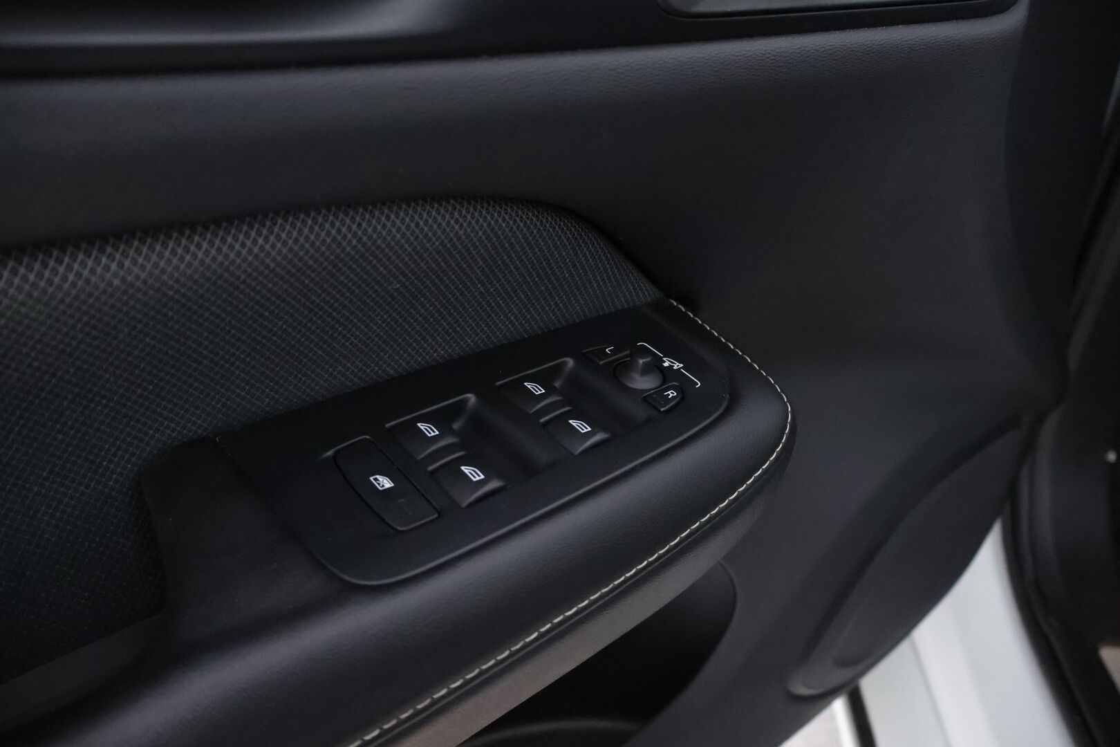 Volvo V60 2019 T8 AWD R-Design aut - Webasto | ACC | HUD | Harman&Kardon | Panoraama | Vetokoukku | P:Kamera | Ratinlämmitin | Sähköluukku | Keyless | Huippuvarusteet!
