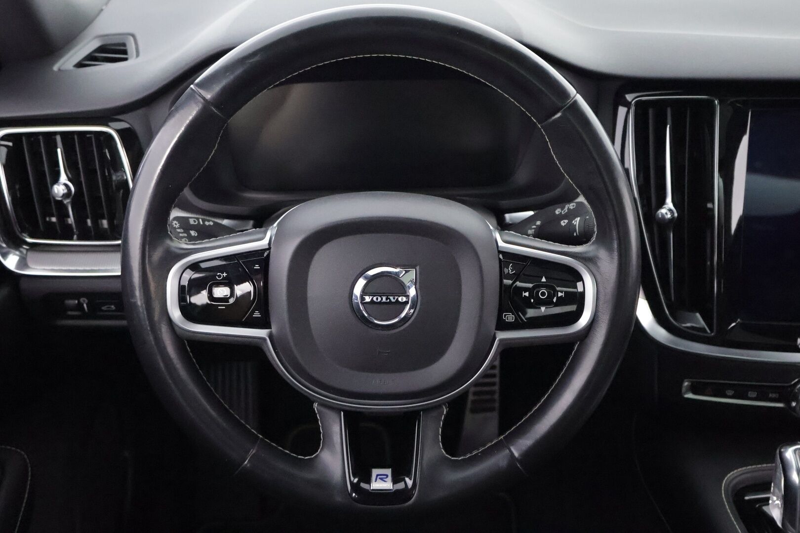 Volvo V60 2019 T8 AWD R-Design aut - Webasto | ACC | HUD | Harman&Kardon | Panoraama | Vetokoukku | P:Kamera | Ratinlämmitin | Sähköluukku | Keyless | Huippuvarusteet!
