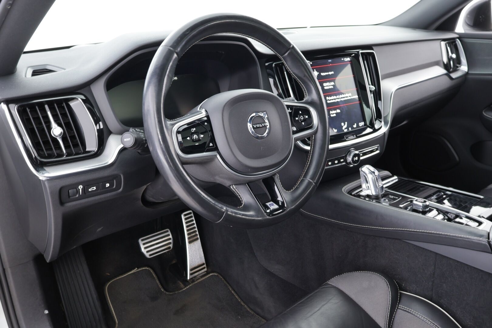 Volvo V60 2019 T8 AWD R-Design aut - Webasto | ACC | HUD | Harman&Kardon | Panoraama | Vetokoukku | P:Kamera | Ratinlämmitin | Sähköluukku | Keyless | Huippuvarusteet!