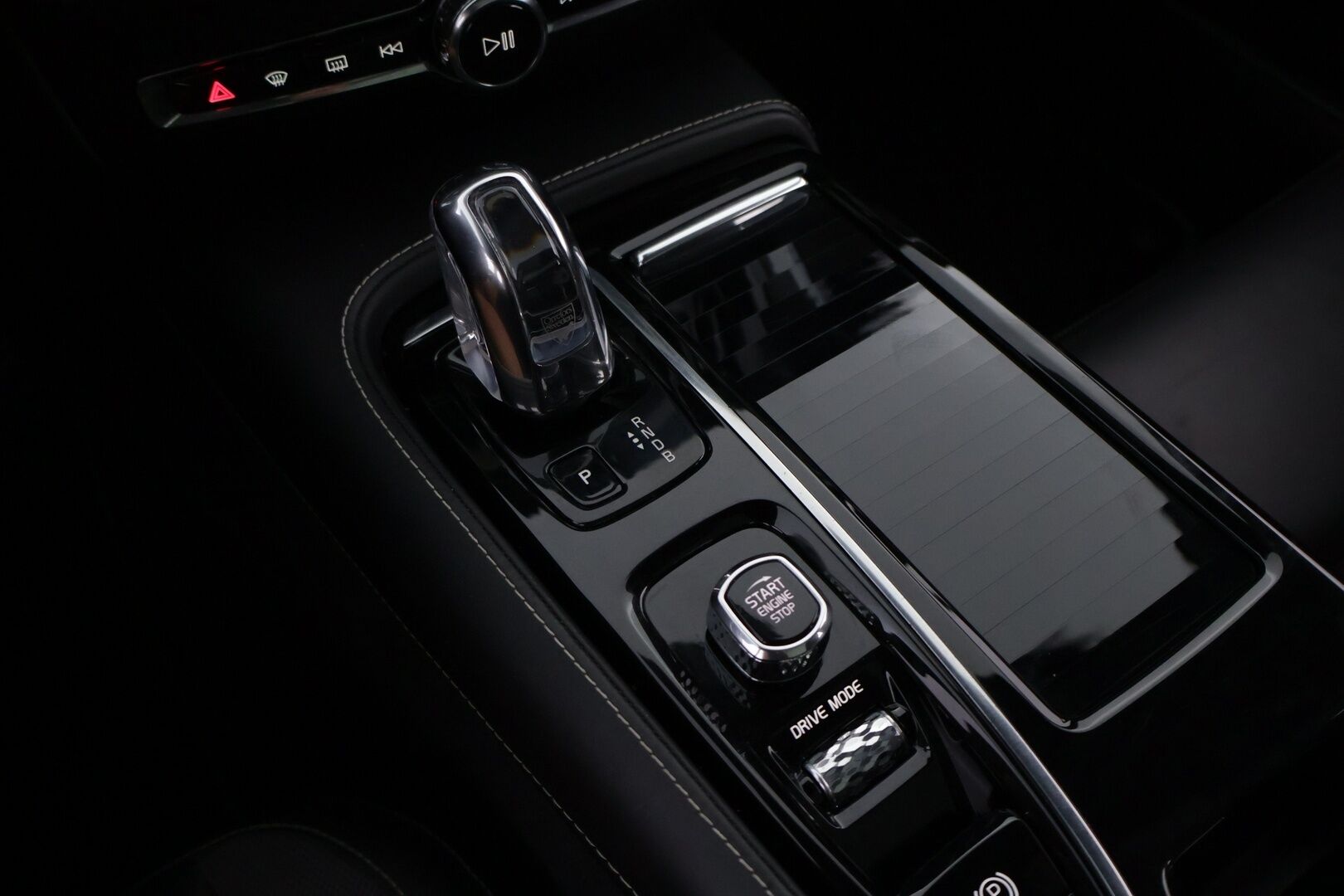 Volvo V60 2019 T8 AWD R-Design aut - Webasto | ACC | HUD | Harman&Kardon | Panoraama | Vetokoukku | P:Kamera | Ratinlämmitin | Sähköluukku | Keyless | Huippuvarusteet!