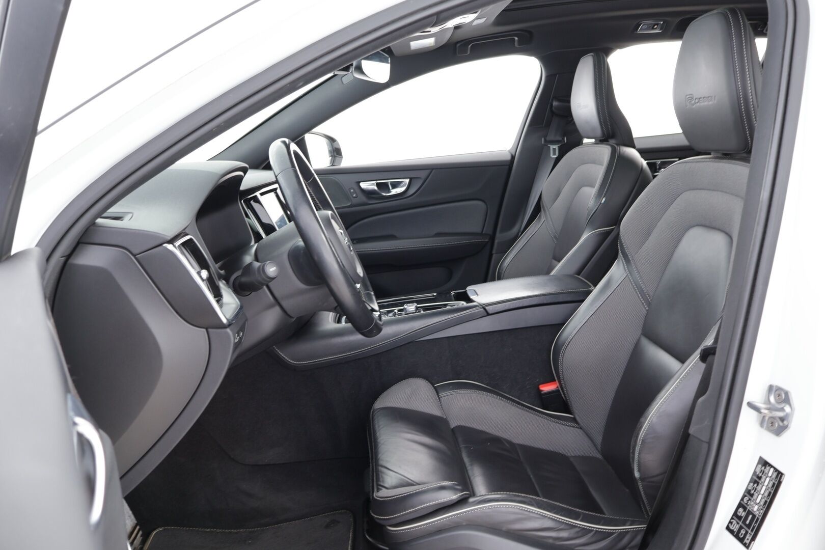 Volvo V60 2019 T8 AWD R-Design aut - Webasto | ACC | HUD | Harman&Kardon | Panoraama | Vetokoukku | P:Kamera | Ratinlämmitin | Sähköluukku | Keyless | Huippuvarusteet!