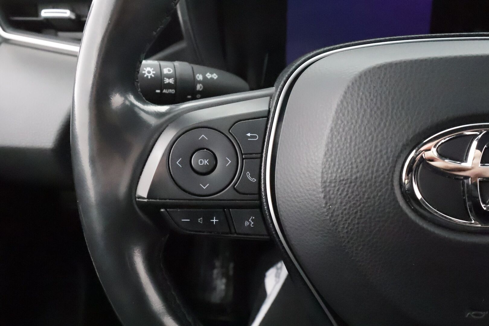 Toyota Corolla 2019 Hatchback 1,8 Hybrid Premium - Kahdet renkaat aluvanteilla / Juuri huollettu ja katsastettu