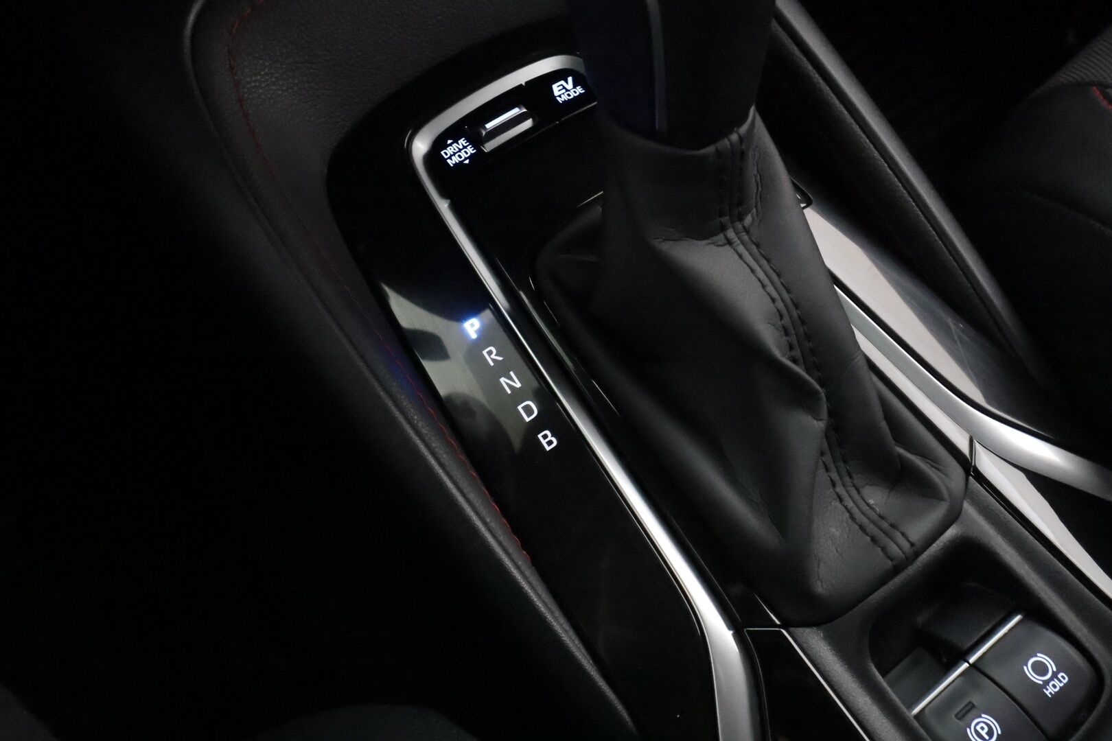 Toyota Corolla 2019 Hatchback 1,8 Hybrid Premium - Kahdet renkaat aluvanteilla / Juuri huollettu ja katsastettu
