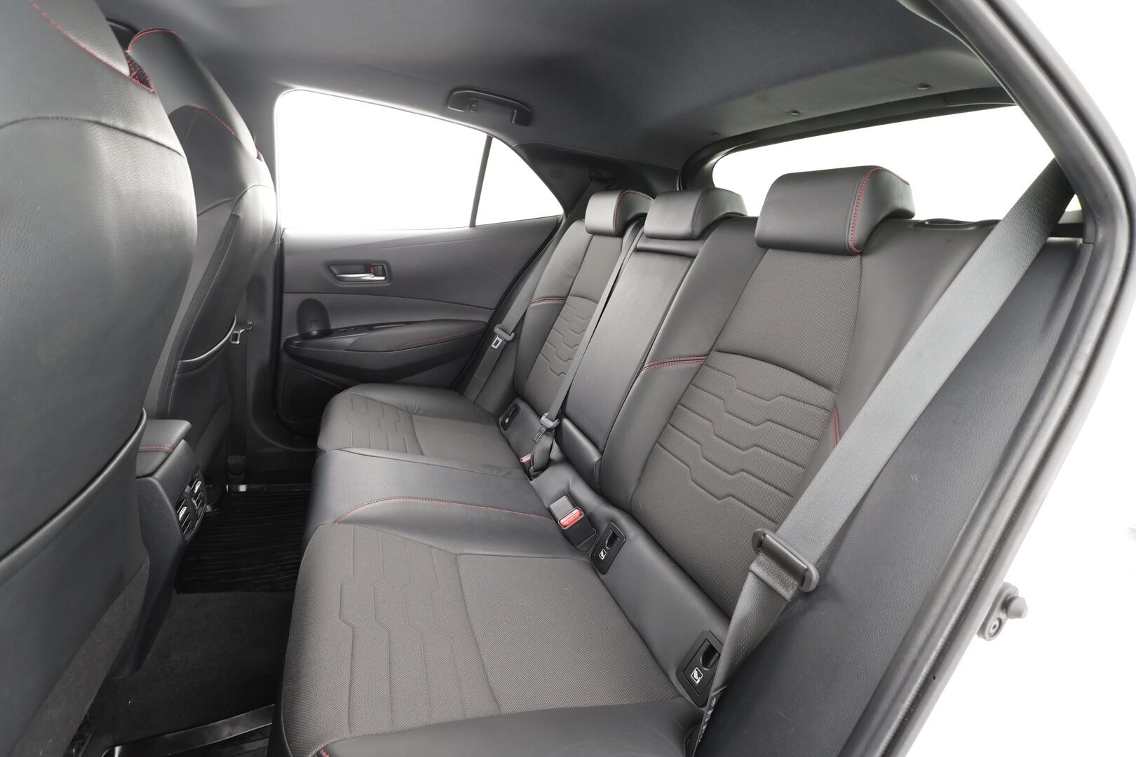 Toyota Corolla 2019 Hatchback 1,8 Hybrid Premium - Kahdet renkaat aluvanteilla / Juuri huollettu ja katsastettu