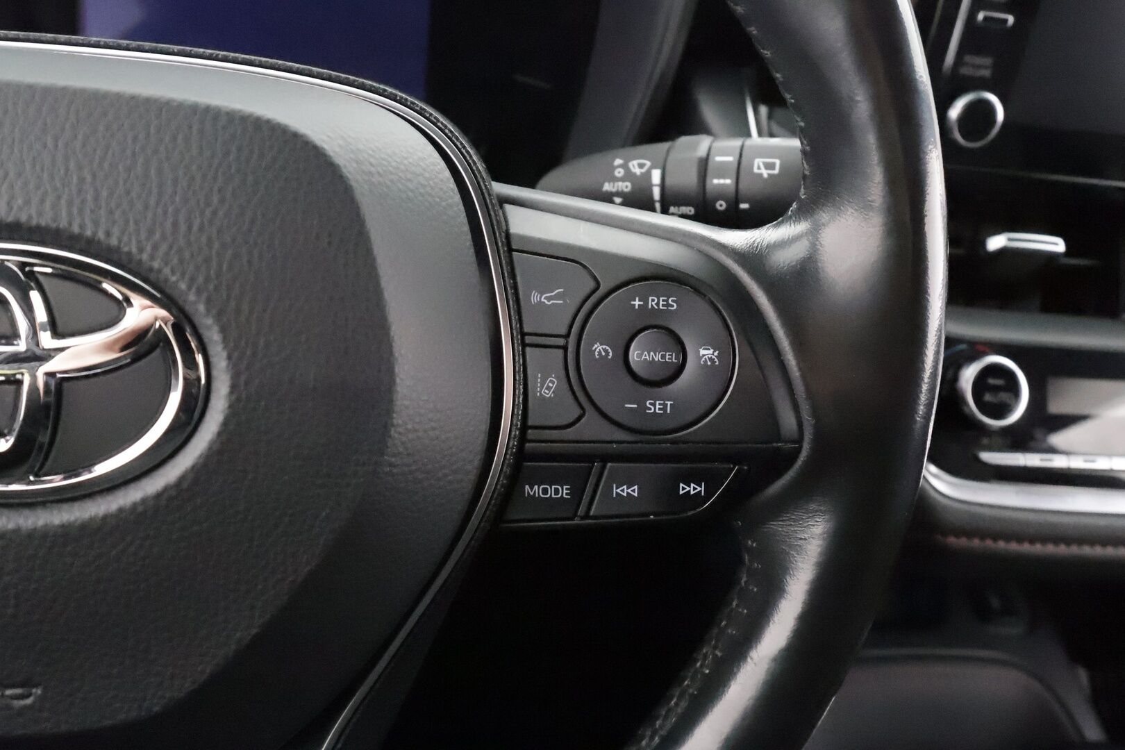 Toyota Corolla 2019 1,8 Hybrid Premium * ACC / HUD / Sporttipenkit / P.Kamera / LED / Keyless / Lohko+Sisä / Ratinlämmitin * - Kahdet renkaat aluvanteilla / Juuri huollettu ja katsastettu - HULLUT AVAJAISHULINAT KORKOTARJOUS 3,29 %