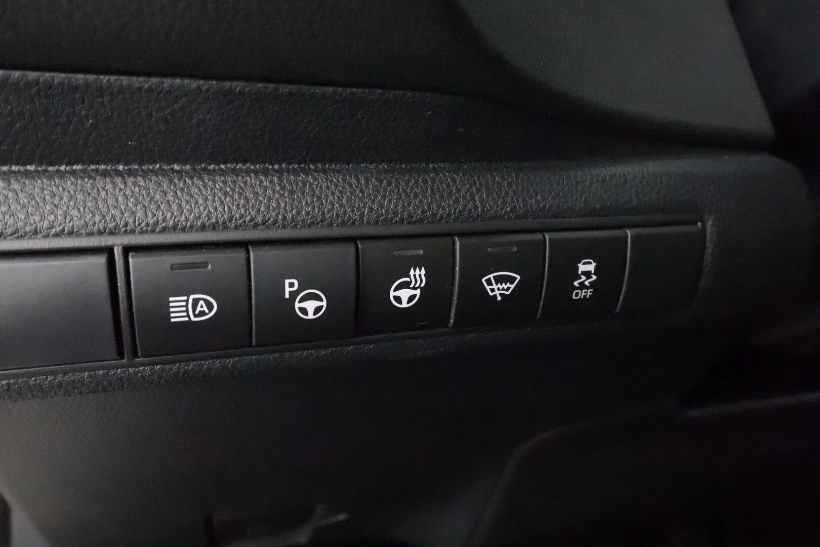 Toyota Corolla 2019 Hatchback 1,8 Hybrid Premium - Kahdet renkaat aluvanteilla / Juuri huollettu ja katsastettu