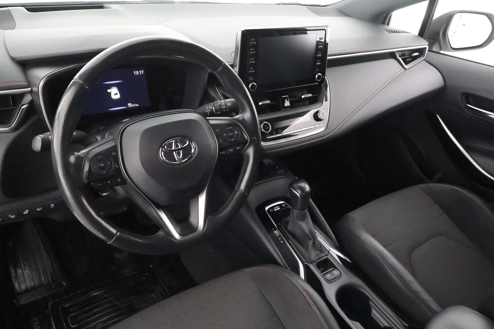 Toyota Corolla 2019 Hatchback 1,8 Hybrid Premium - Kahdet renkaat aluvanteilla / Juuri huollettu ja katsastettu