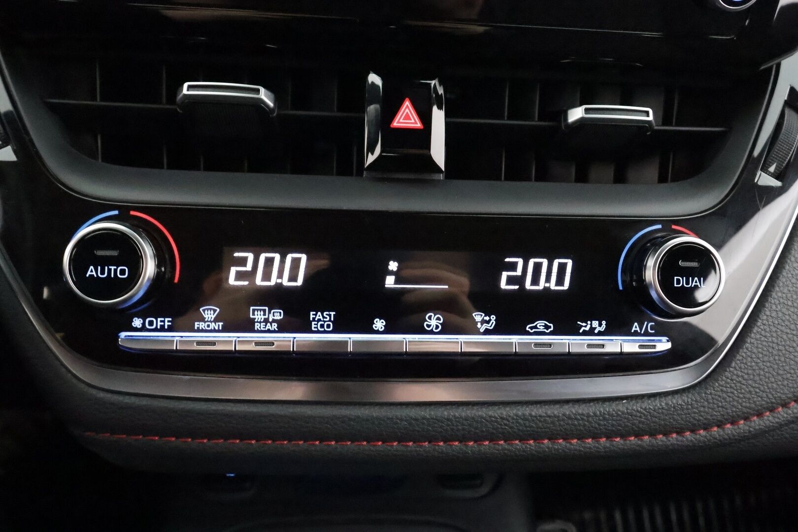 Toyota Corolla 2019 Hatchback 1,8 Hybrid Premium - Kahdet renkaat aluvanteilla / Juuri huollettu ja katsastettu