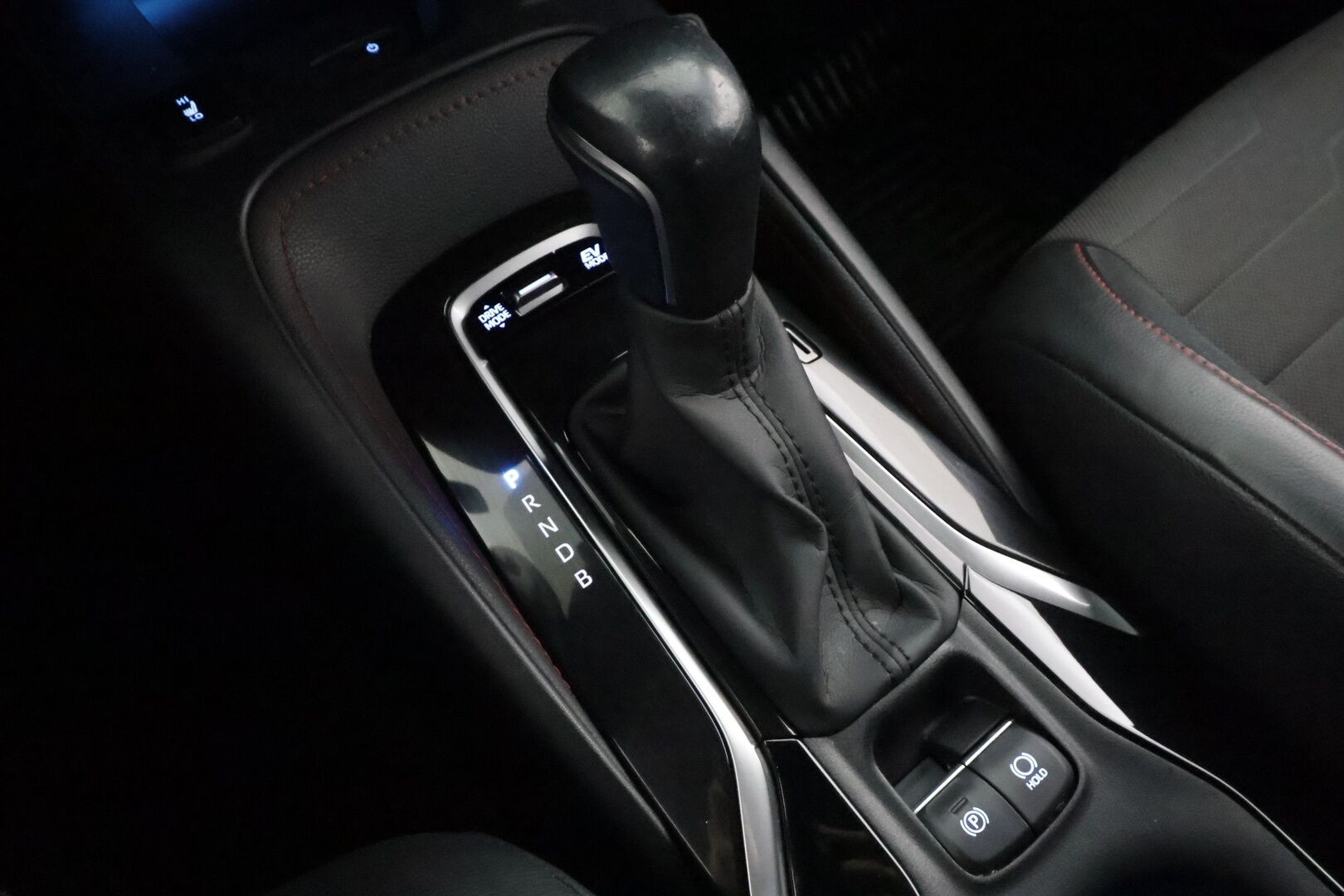 Toyota Corolla 2019 Hatchback 1,8 Hybrid Premium - Kahdet renkaat aluvanteilla / Juuri huollettu ja katsastettu
