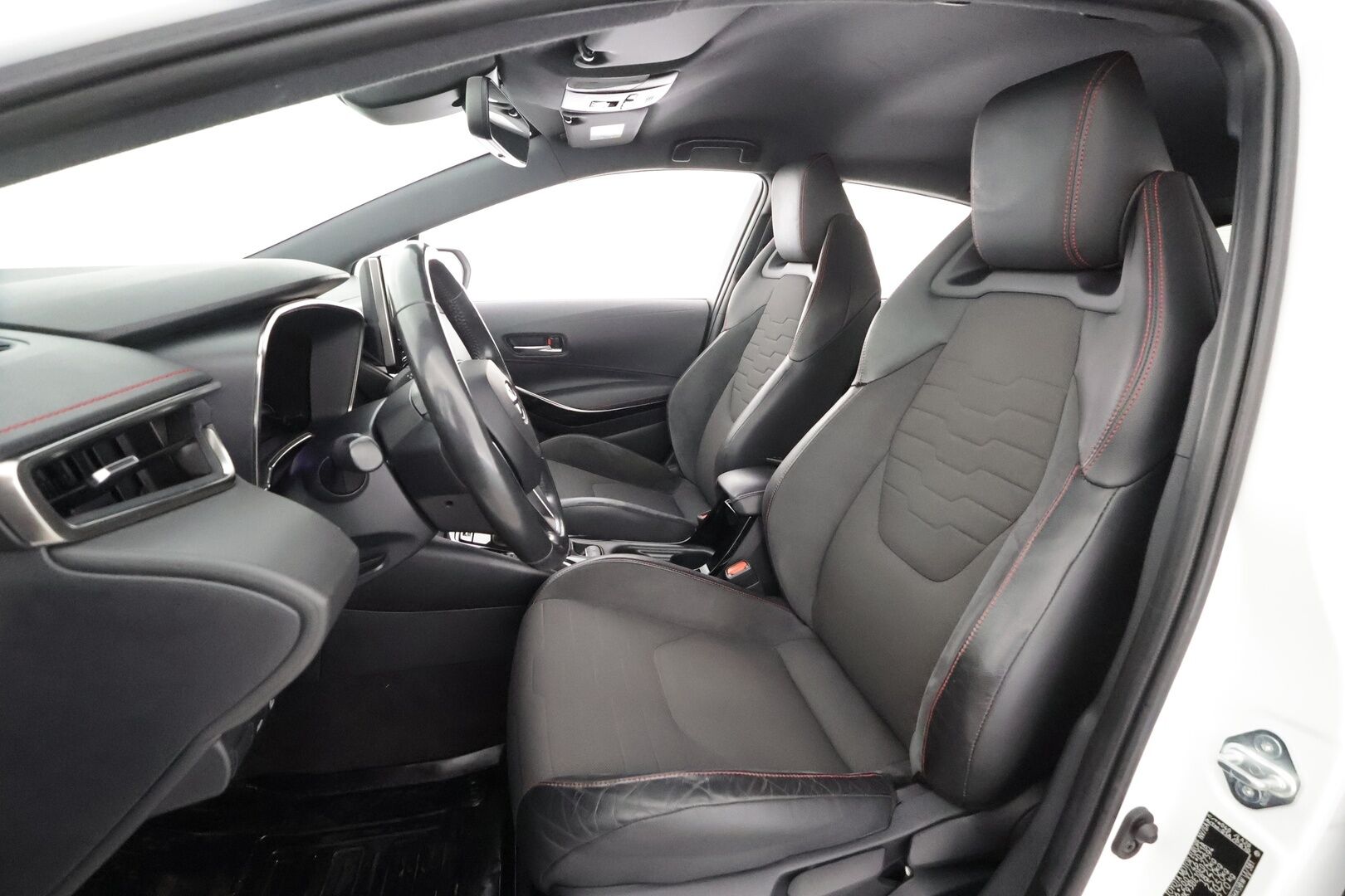 Toyota Corolla 2019 1,8 Hybrid Premium * ACC / HUD / Sporttipenkit / P.Kamera / LED / Keyless / Lohko+Sisä / Ratinlämmitin * - Kahdet renkaat aluvanteilla / Juuri huollettu ja katsastettu - HULLUT AVAJAISHULINAT KORKOTARJOUS 3,29 %