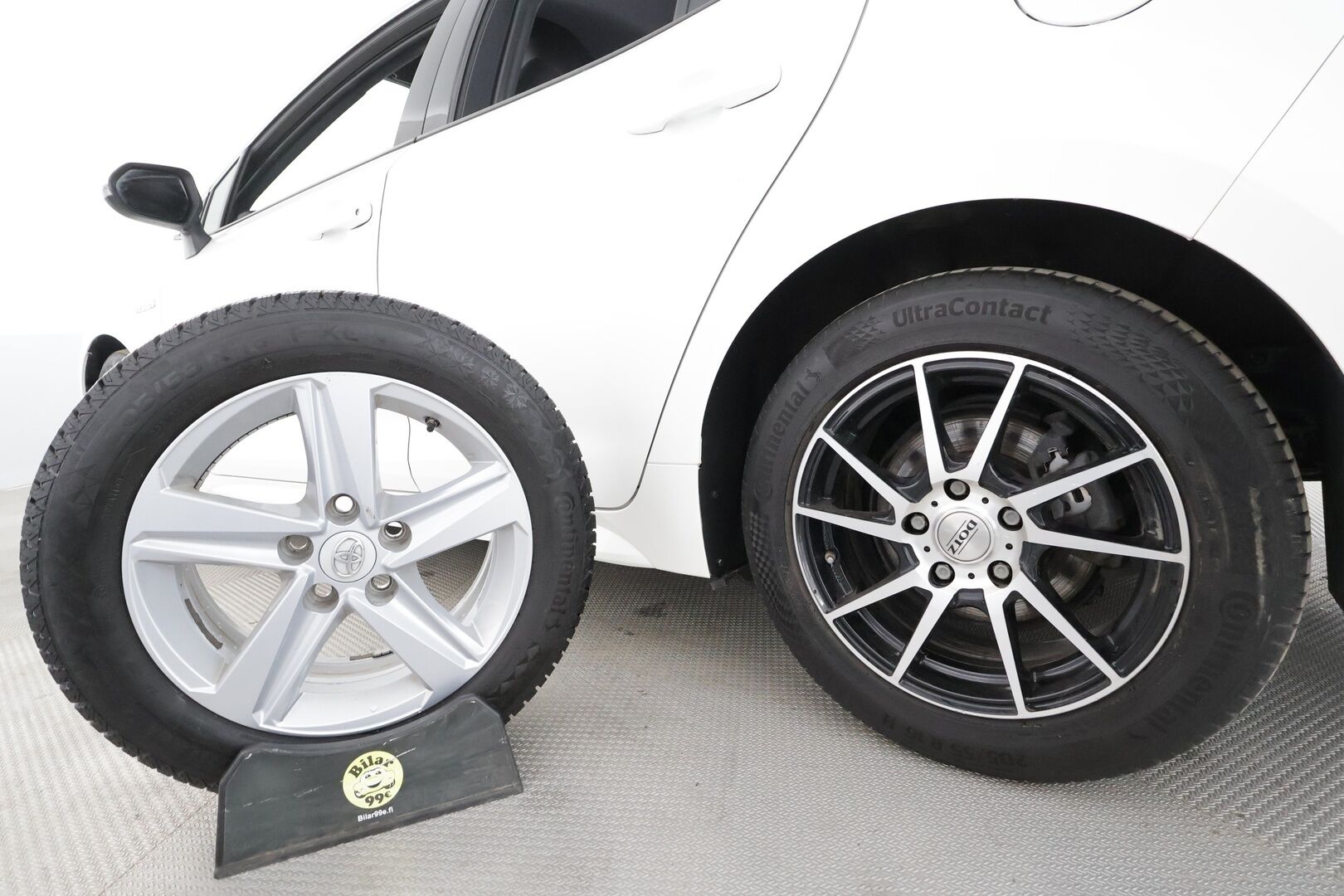 Toyota Corolla 2019 1,8 Hybrid Premium * ACC / HUD / Sporttipenkit / P.Kamera / LED / Keyless / Lohko+Sisä / Ratinlämmitin * - Kahdet renkaat aluvanteilla / Juuri huollettu ja katsastettu - HULLUT AVAJAISHULINAT KORKOTARJOUS 3,29 %