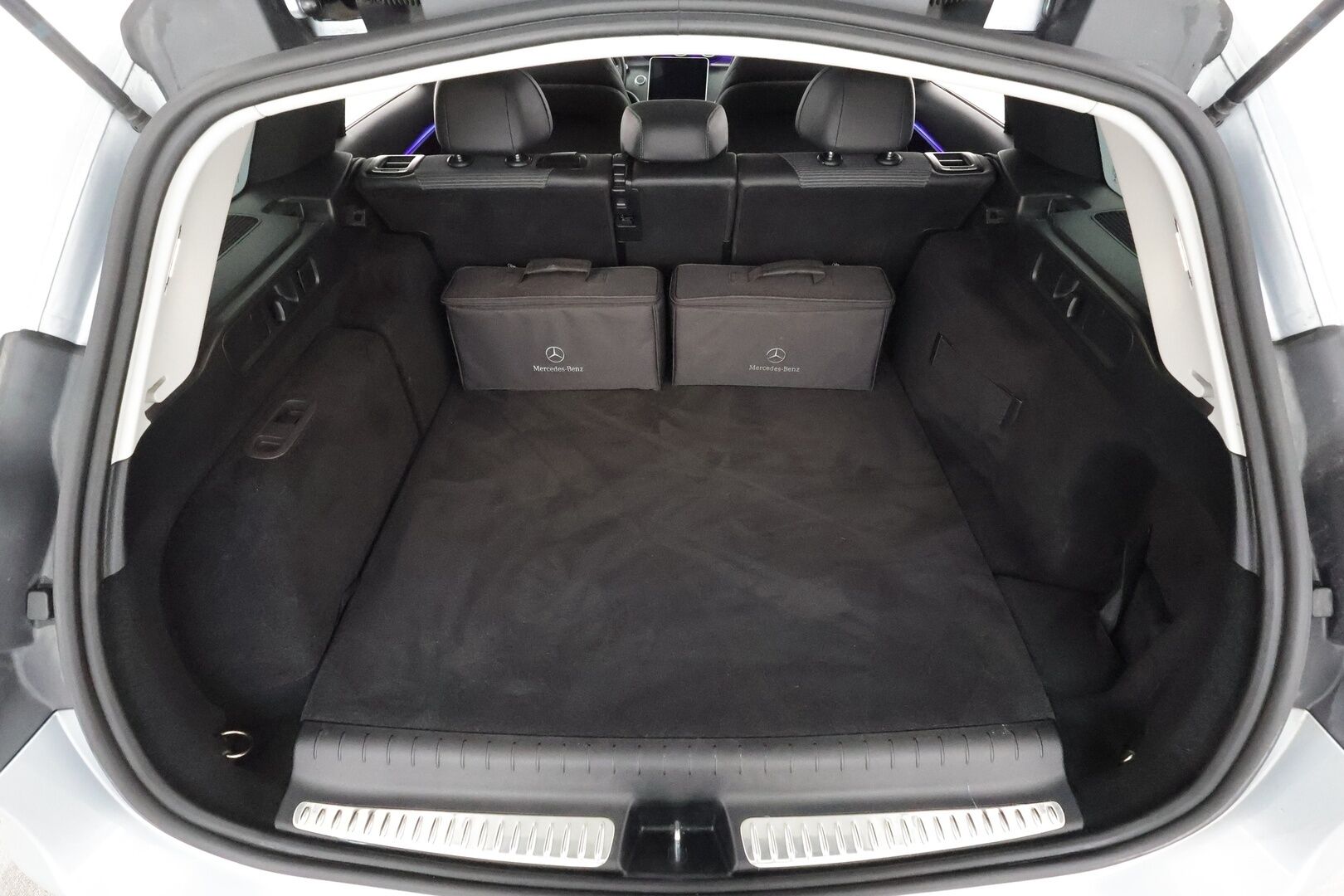 Mercedes-Benz C 2023 300 e T A Business / Suomiauto / 1-Omistaja / Vakkari / Peruutuskamera / Vetokoukku / Lämmitettävä ohjauspyörä / Osanahkaverhoilu