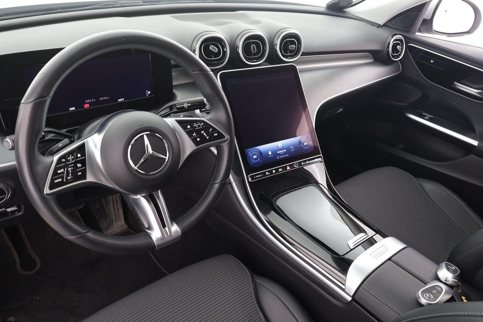 Mercedes-Benz C 2023 300 e T A Business / Suomiauto / 1-Omistaja / Vakkari / Peruutuskamera / Vetokoukku / Lämmitettävä ohjauspyörä / Osanahkaverhoilu