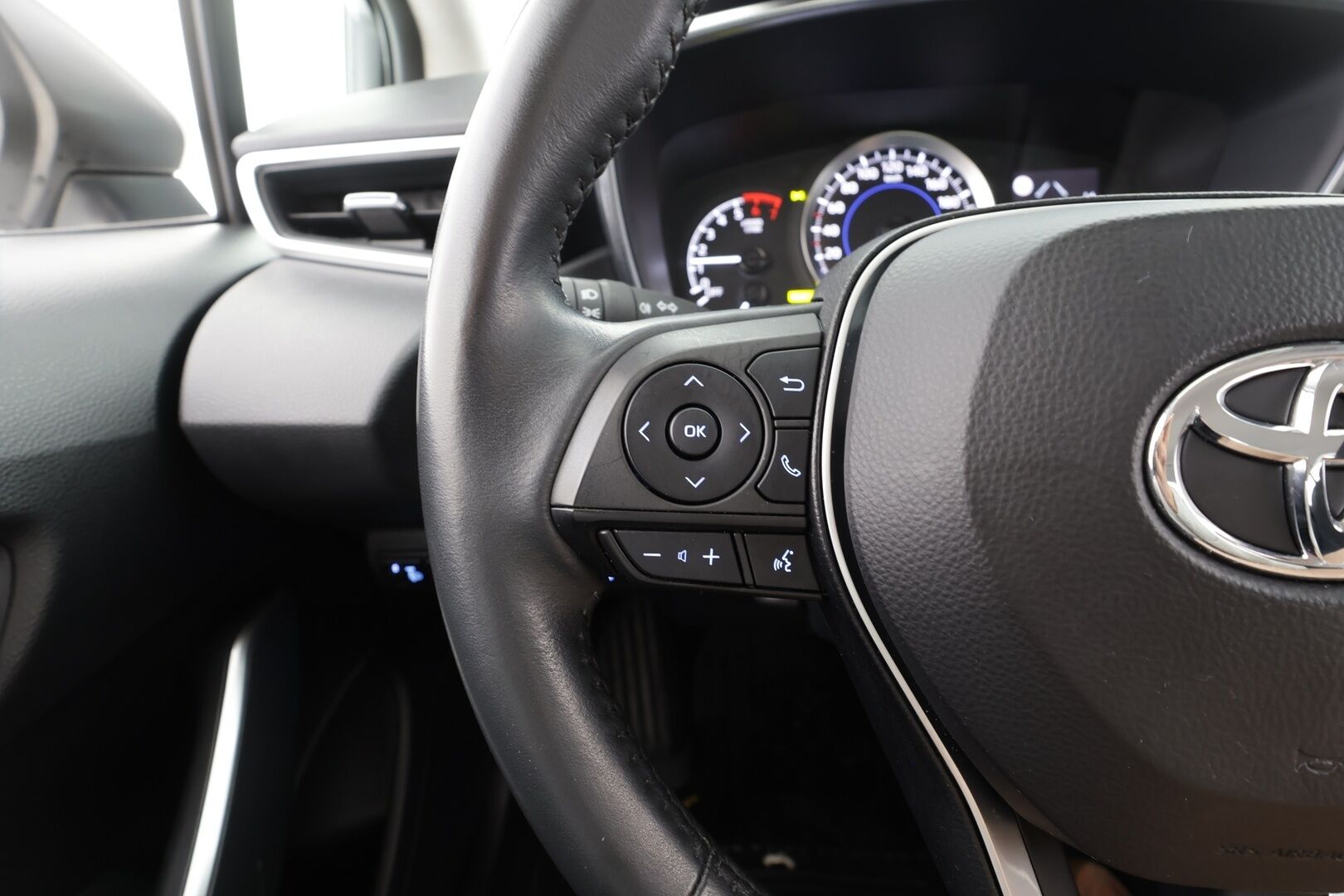 Toyota Corolla 2022 Sedan 1,8 Hybrid Life - | ACC | LTA | P.kamera | Merkkihuollot | Lohko + sisälämmitin | Apple & Android | Bluetooth | Aut. pitkät | PCS | RSA | 2x renkaat | Suomiauto | 
