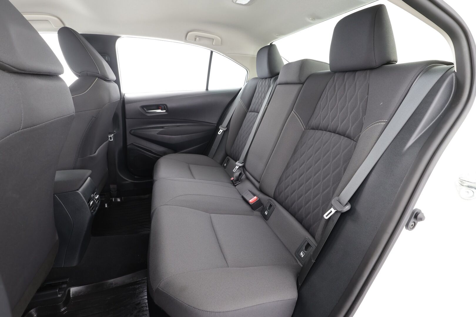 Toyota Corolla 2022 Sedan 1,8 Hybrid Life - | ACC | LTA | P.kamera | Merkkihuollot | Lohko + sisälämmitin | Apple & Android | Bluetooth | Aut. pitkät | PCS | RSA | 2x renkaat | Suomiauto | 