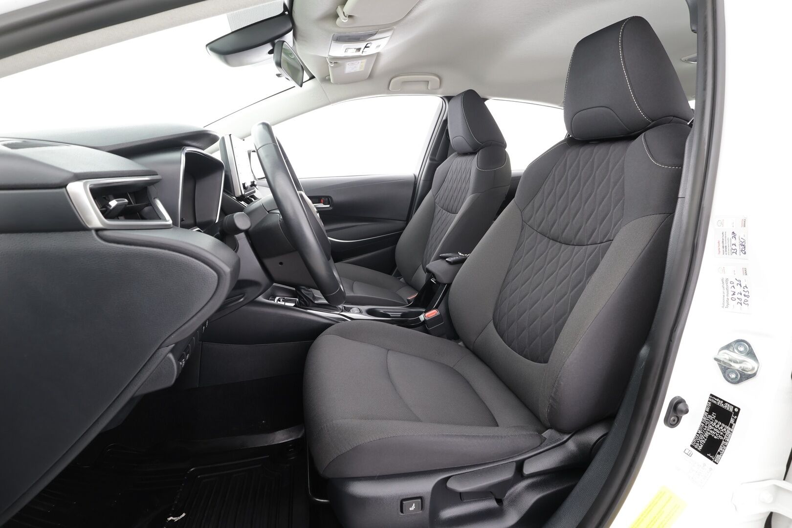 Toyota Corolla 2022 Sedan 1,8 Hybrid Life - | ACC | LTA | P.kamera | Merkkihuollot | Lohko + sisälämmitin | Apple & Android | Bluetooth | Aut. pitkät | PCS | RSA | 2x renkaat | Suomiauto | 