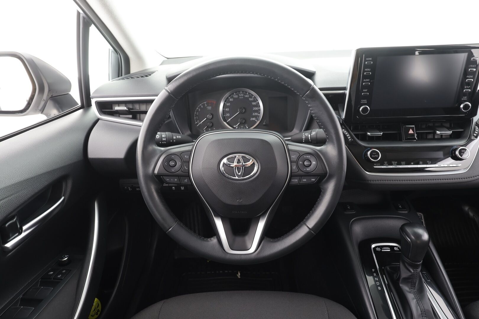 Toyota Corolla 2022 Sedan 1,8 Hybrid Life - | ACC | LTA | P.kamera | Merkkihuollot | Lohko + sisälämmitin | Apple & Android | Bluetooth | Aut. pitkät | PCS | RSA | 2x renkaat | Suomiauto | 
