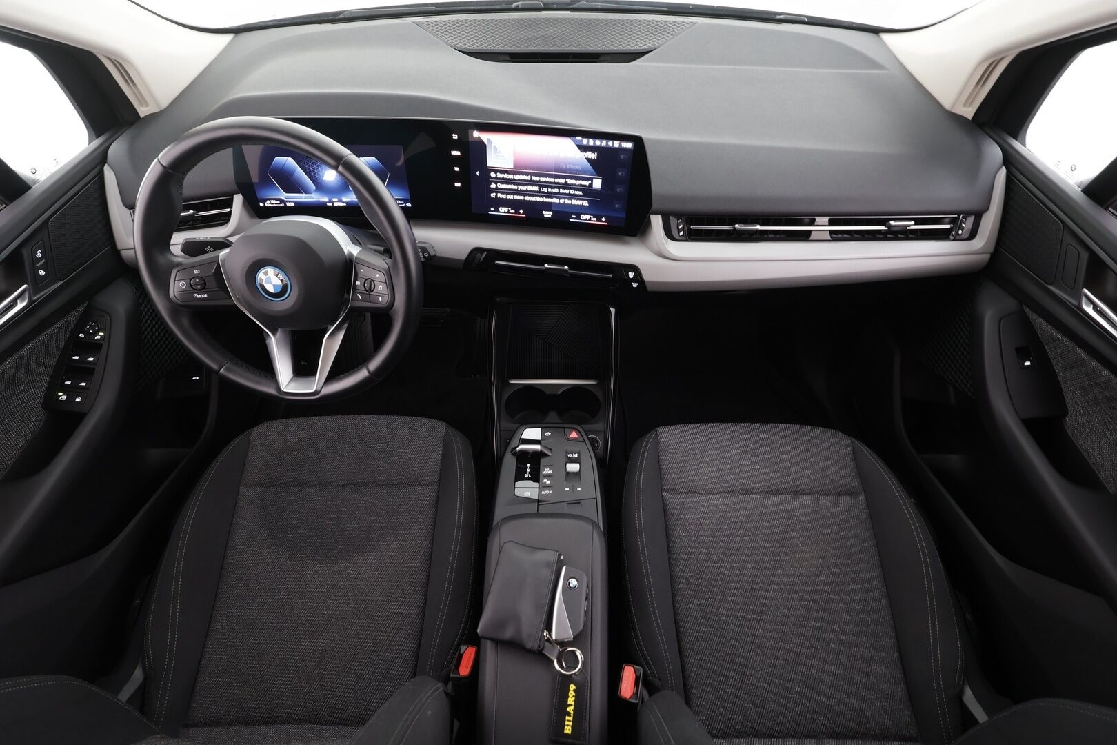 BMW 225 2023 U06 Active Tourer 225e xDrive Charged Edition * Vakkari / P.kamera / LED / Navi / Kaistavahti / Sähköluukku * - 1.Om Suomi-auto / Akku kuntotarkastettu SoH 95,9% / Kahdet renkaat aluvanteilla / Merkkihuollettu