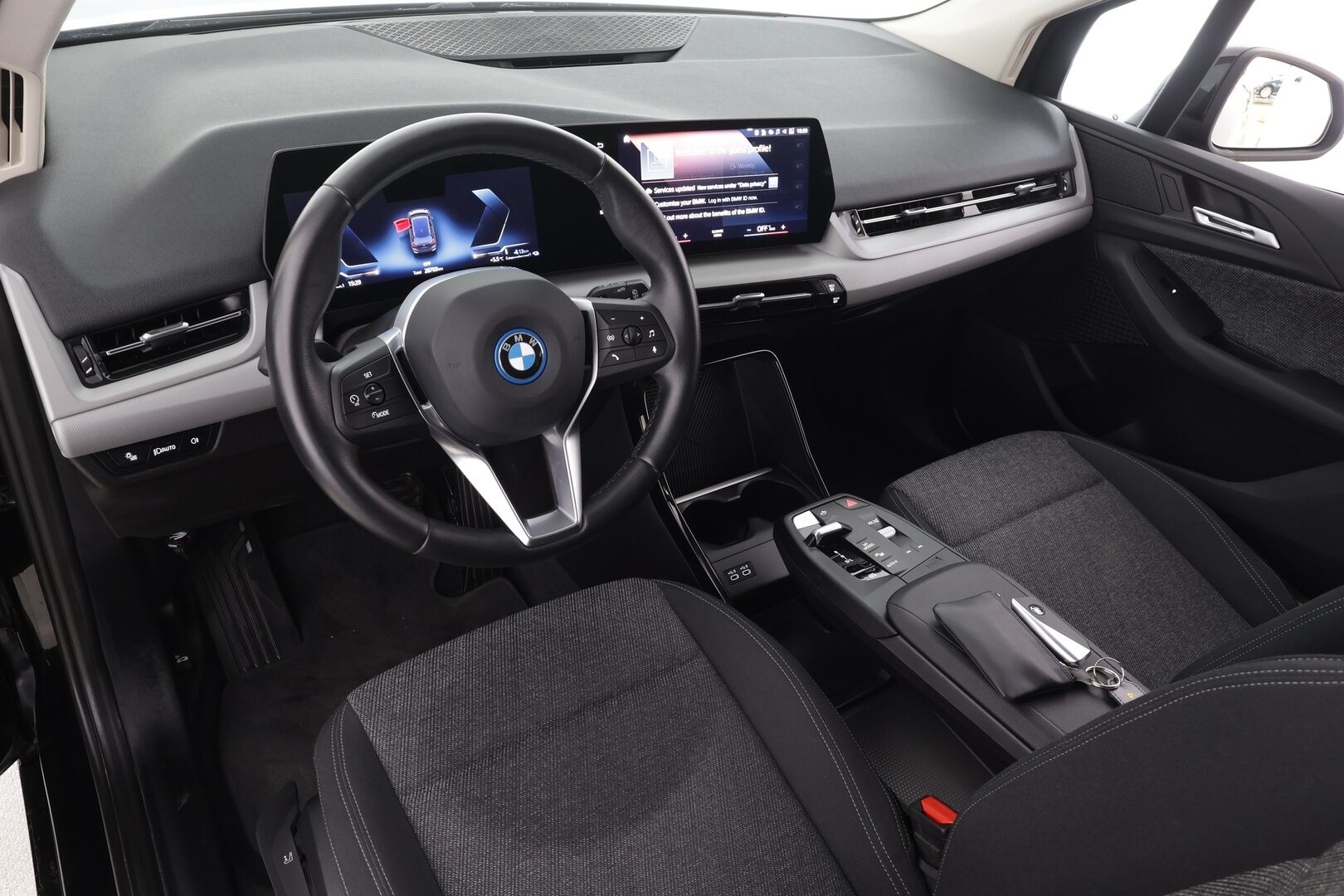 BMW 225 2023 U06 Active Tourer 225e xDrive Charged Edition * Vakkari / P.kamera / LED / Navi / Kaistavahti / Sähköluukku * - 1.Om Suomi-auto / Akku kuntotarkastettu SoH 95,9% / Kahdet renkaat aluvanteilla / Merkkihuollettu