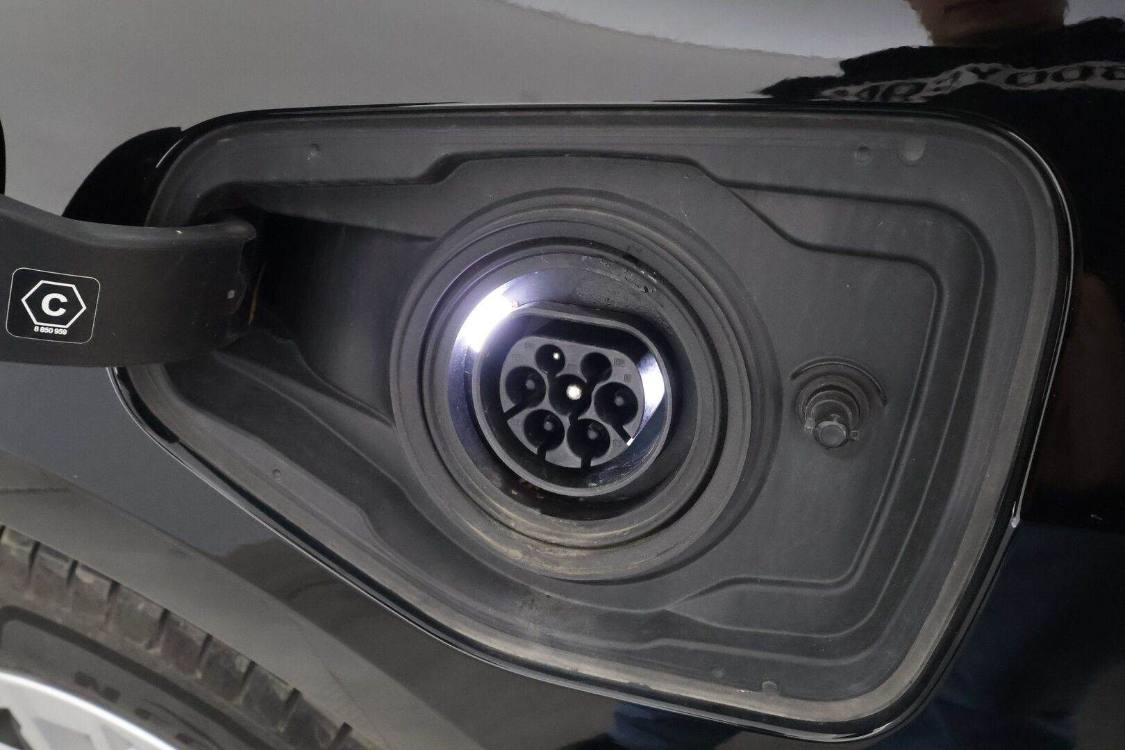 BMW 225 2023 U06 Active Tourer 225e xDrive Charged Edition * Vakkari / P.kamera / LED / Navi / Kaistavahti / Sähköluukku * - 1.Om Suomi-auto / Akku kuntotarkastettu SoH 95,9% / Kahdet renkaat aluvanteilla / Merkkihuollettu