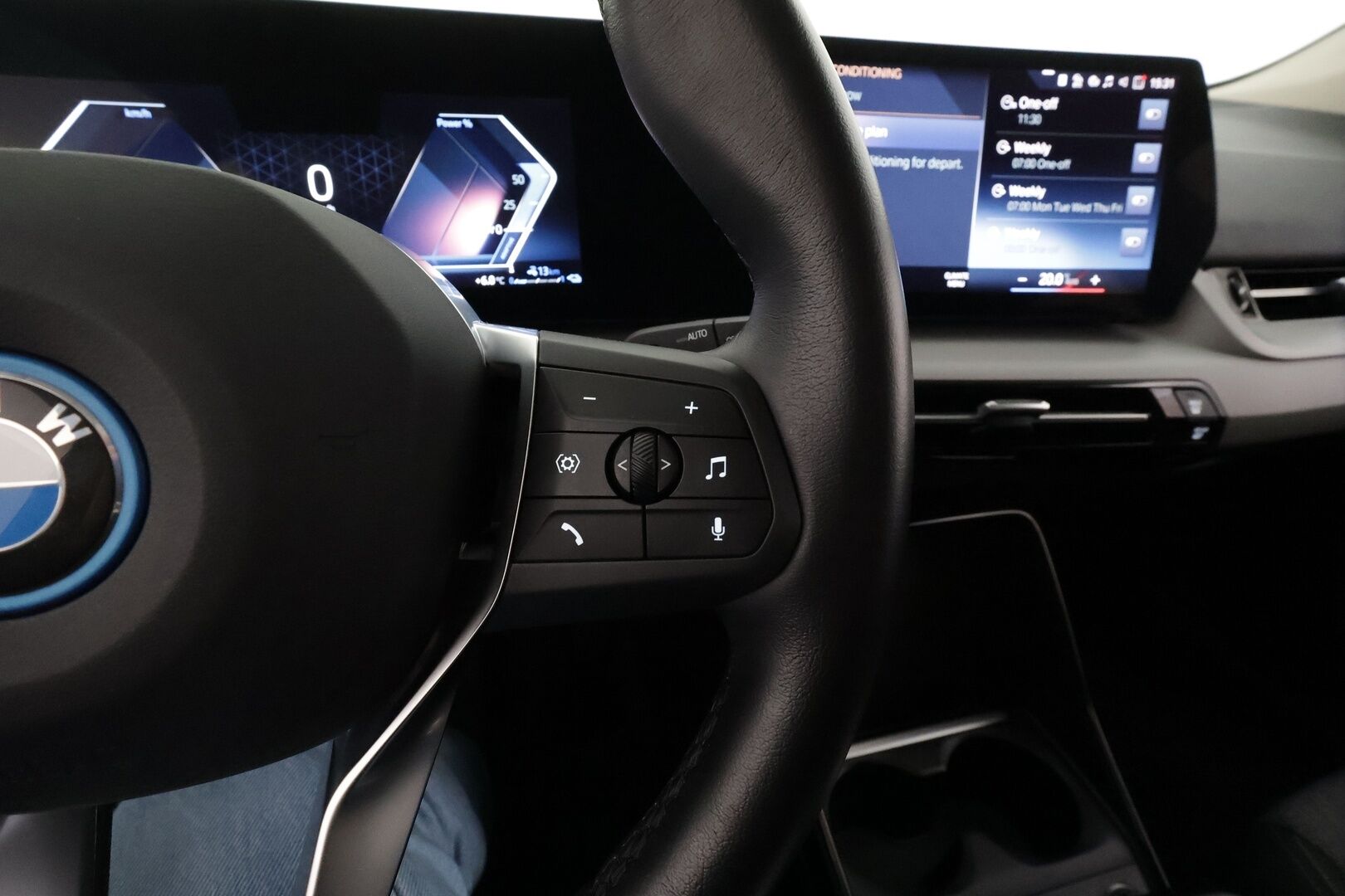 BMW 225 2023 U06 Active Tourer 225e xDrive Charged Edition * Vakkari / P.kamera / LED / Navi / Kaistavahti / Sähköluukku * - 1.Om Suomi-auto / Akku kuntotarkastettu SoH 95,9% / Kahdet renkaat aluvanteilla / Merkkihuollettu - HULLUT AVAJAISHULINAT KORKOTARJOUS 3,29 %