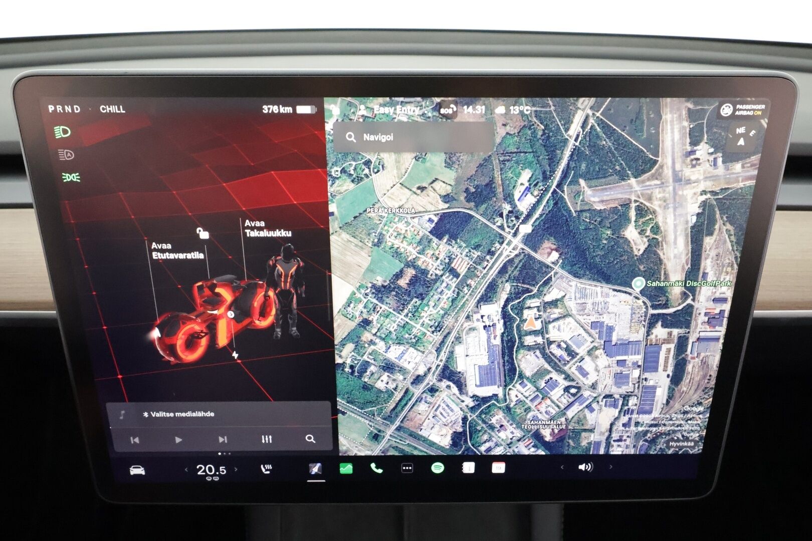 Tesla Model Y 2023 Long Range * Koukku / ILP / Lasikatto / Matrix LED / P.kamera / Premium Audio / Ratinlämmitin * - 1.Om Suomi-auto / Kahdet renkaat aluvanteilla