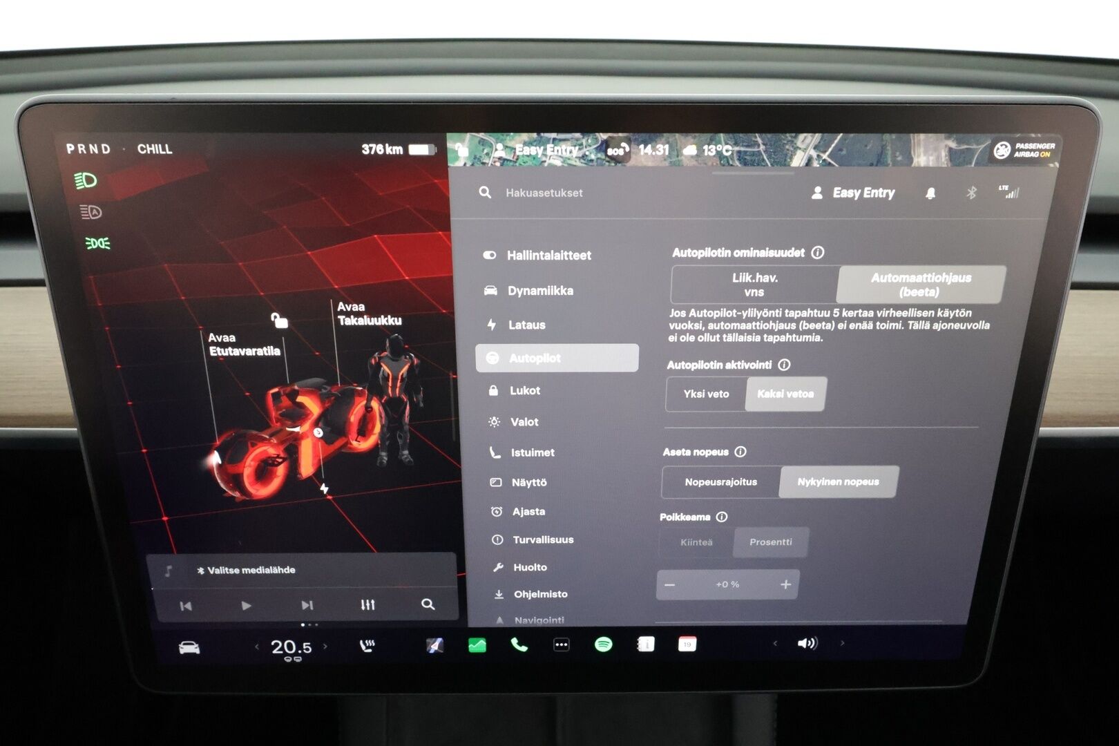 Tesla Model Y 2023 Long Range * Koukku / ILP / Lasikatto / Matrix LED / P.kamera / Premium Audio / Ratinlämmitin * - 1.Om Suomi-auto / Kahdet renkaat aluvanteilla