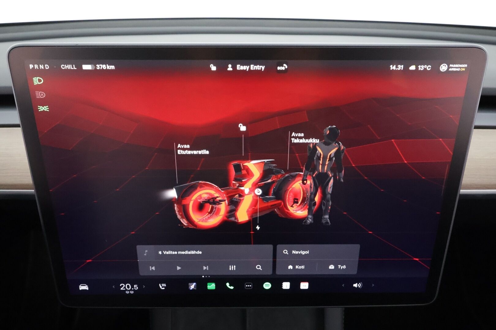 Tesla Model Y 2023 Long Range * Koukku / ILP / Lasikatto / Matrix LED / P.kamera / Premium Audio / Ratinlämmitin * - 1.Om Suomi-auto / Kahdet renkaat aluvanteilla