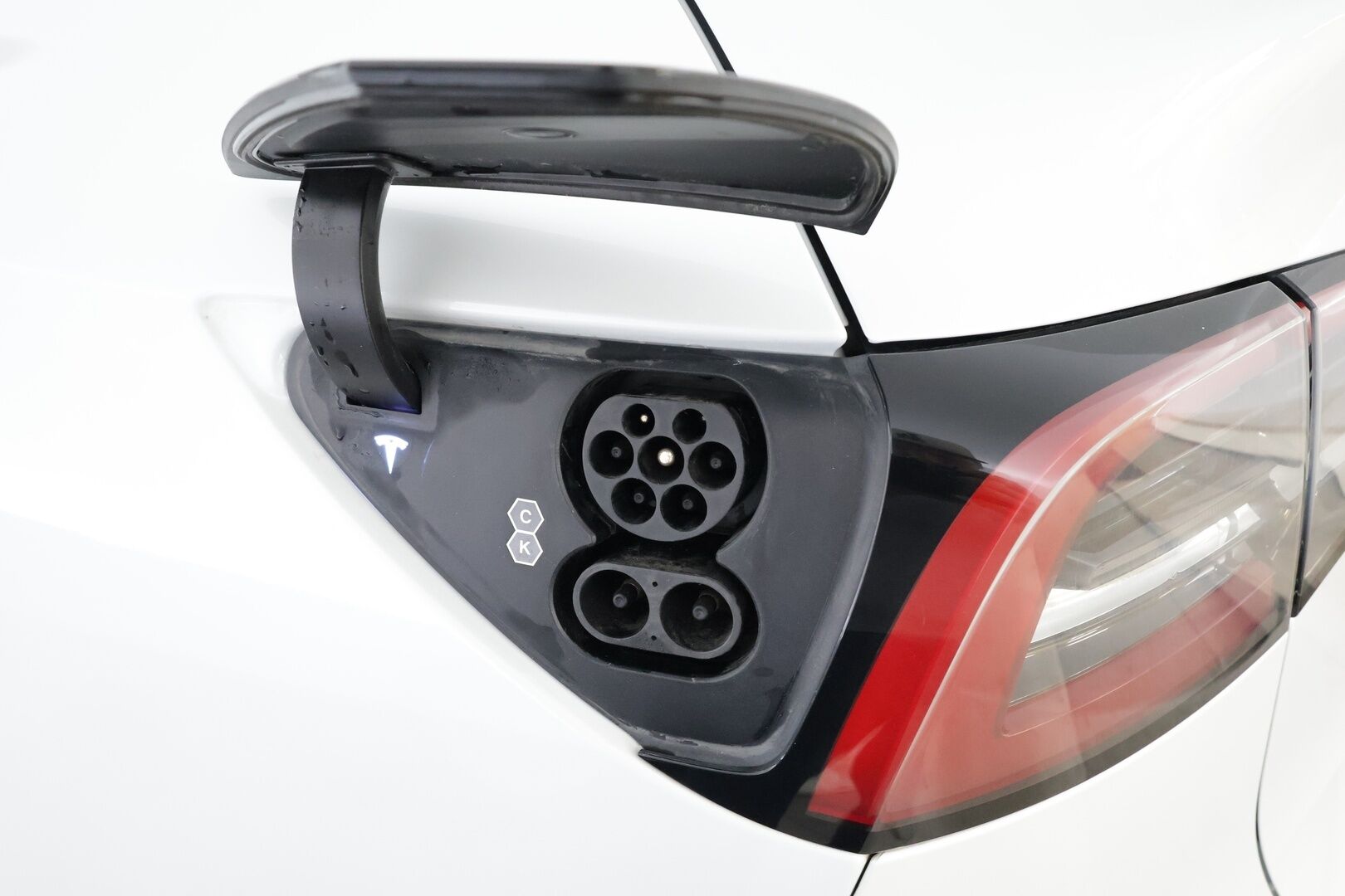 Tesla Model Y 2023 Long Range * Koukku / ILP / Lasikatto / Matrix LED / P.kamera / Premium Audio / Ratinlämmitin * - 1.Om Suomi-auto / Kahdet renkaat aluvanteilla