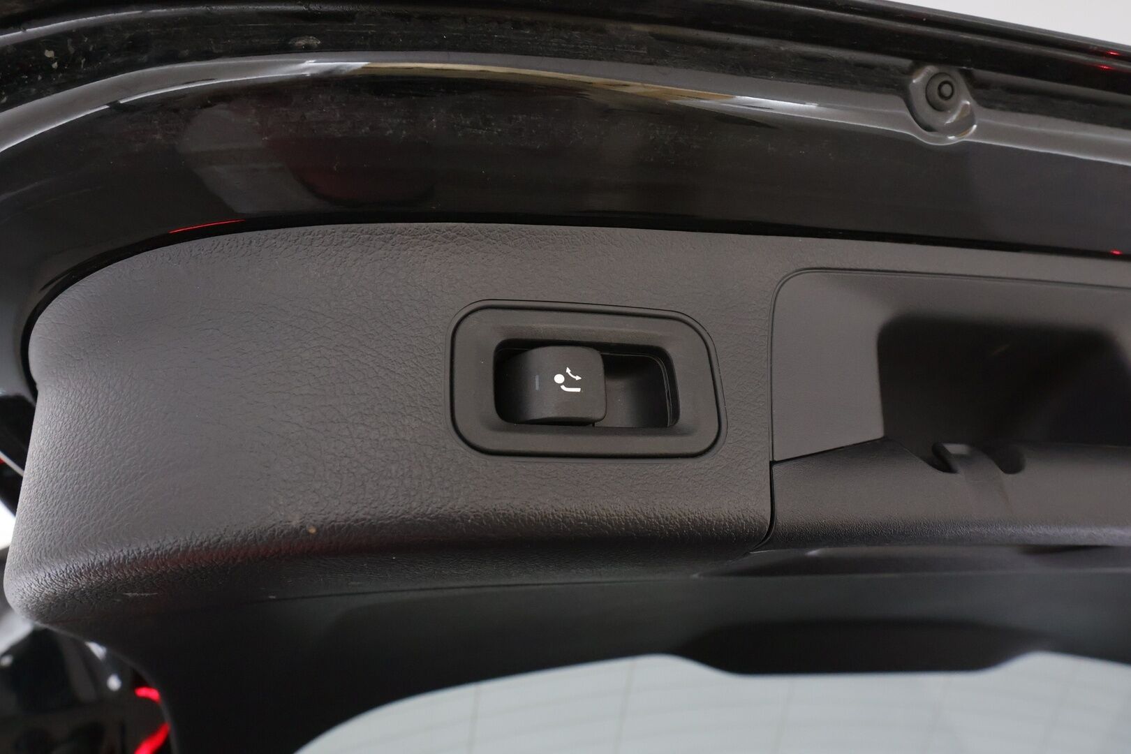 Mercedes-Benz EQA 2023 300 4MATIC Business * Distronic+ / P.kamera / Muistipenkit / Koukku / Widescreen / KeylessGo / Sähköluukku / Navi * - Suomi-auto / Kahdet renkaat aluvanteilla / Merkkihuollettu