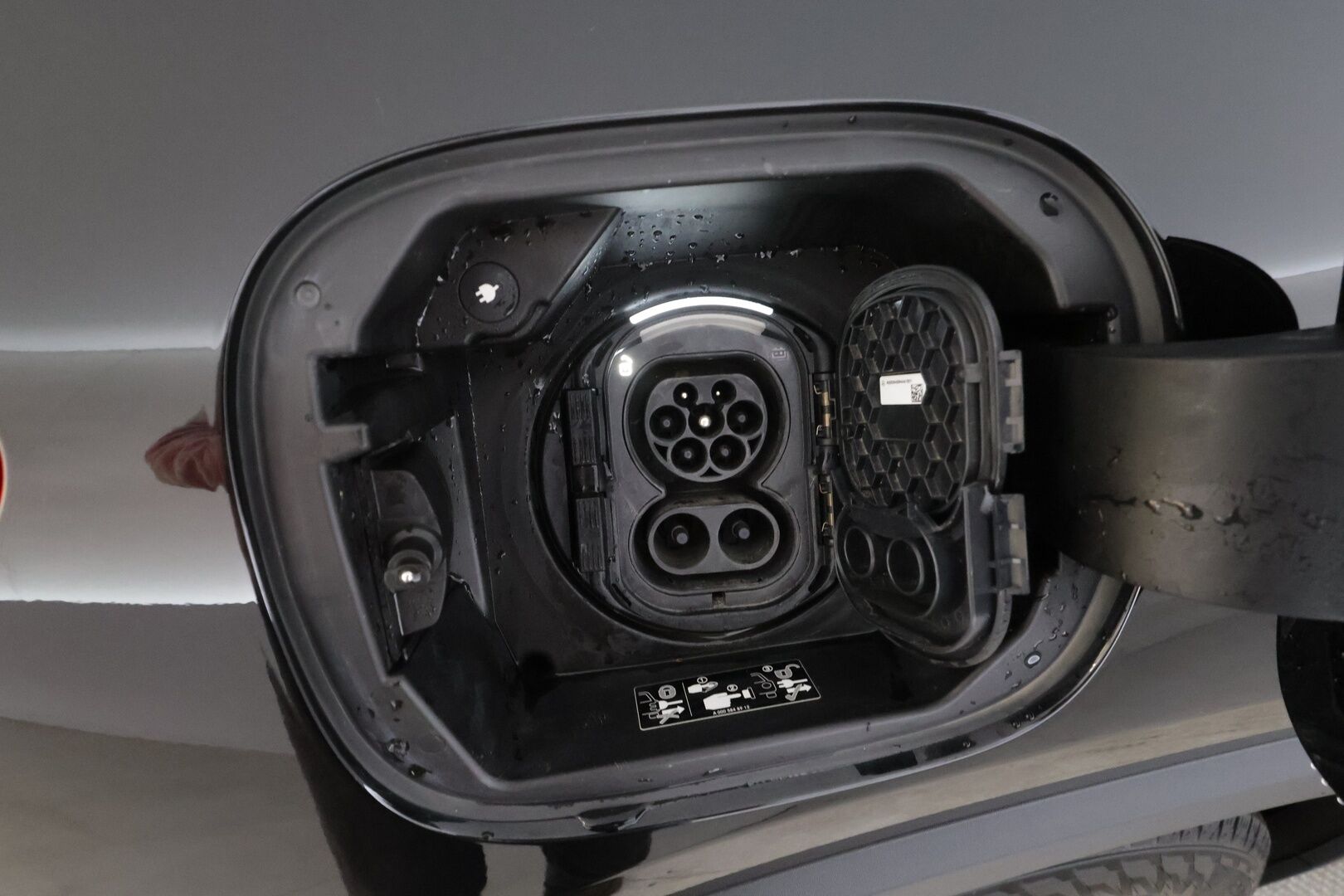 Mercedes-Benz EQA 2023 300 4MATIC Business * Distronic+ / P.kamera / Muistipenkit / Koukku / Widescreen / KeylessGo / Sähköluukku / Navi * - Suomi-auto / Kahdet renkaat aluvanteilla / Merkkihuollettu