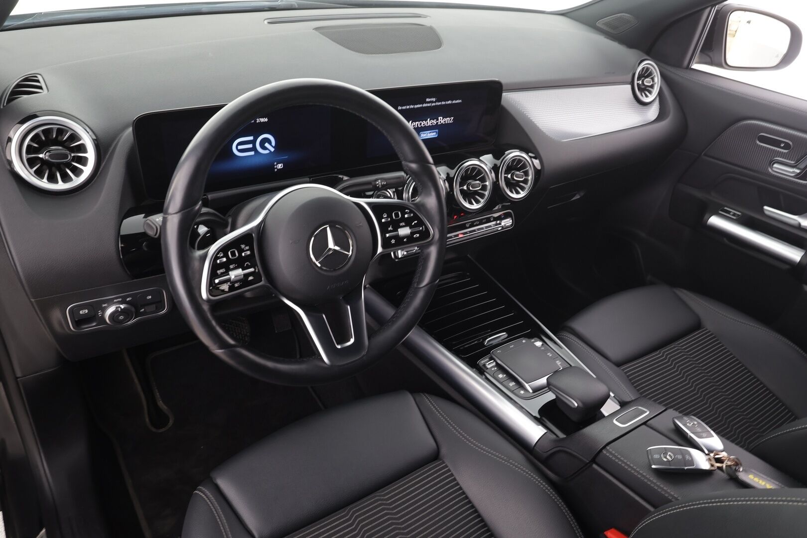 Mercedes-Benz EQA 2023 300 4MATIC Business * Distronic+ / P.kamera / Muistipenkit / Koukku / Widescreen / KeylessGo / Sähköluukku / Navi * - Suomi-auto / Kahdet renkaat aluvanteilla / Merkkihuollettu