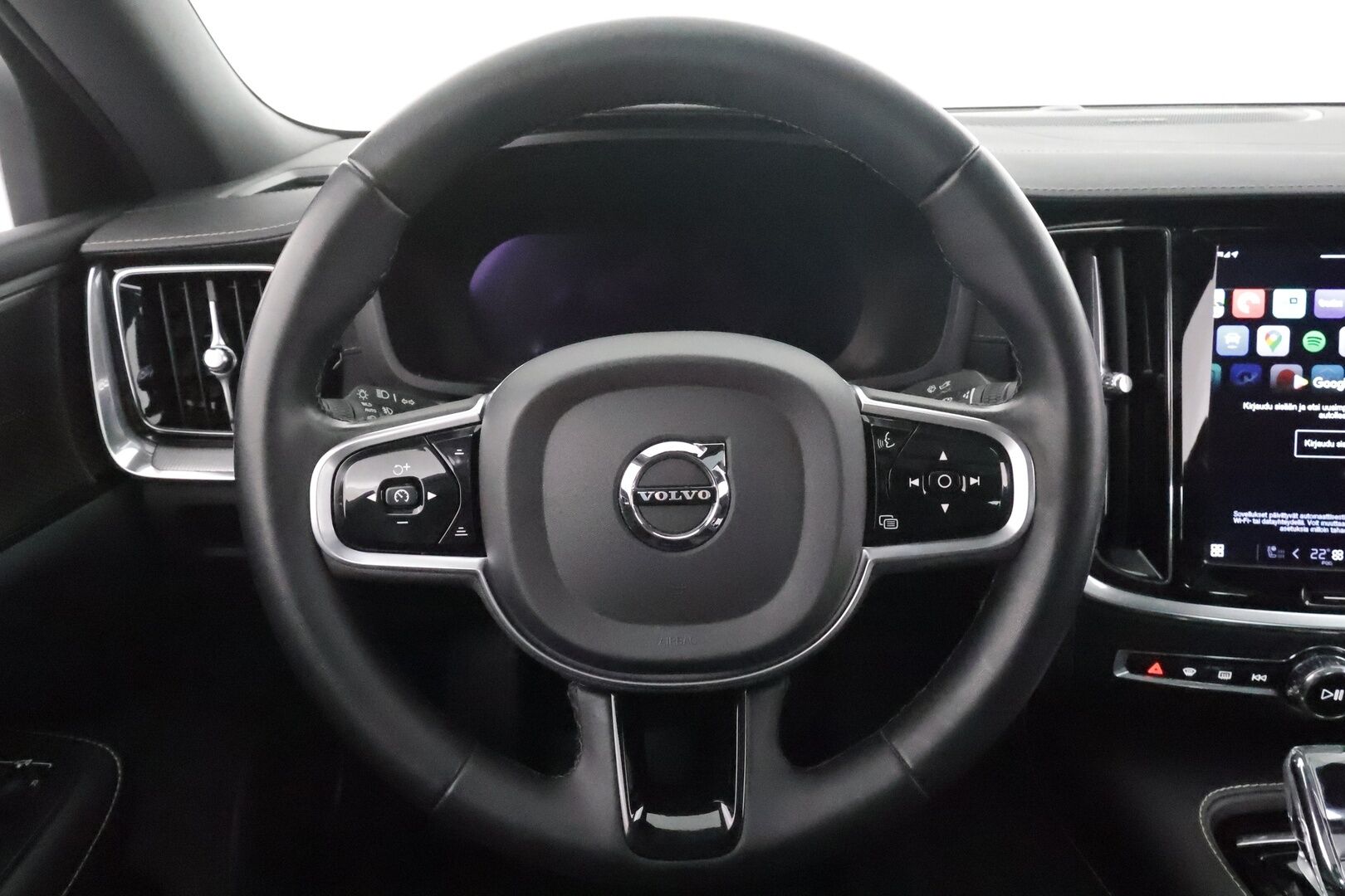 Volvo S60 2023 T8 AWD Long Range High Performance Ultimate Dark aut * ACC / 360° / Muistipenkit / Full LED / Panorama / H&K / Koukku * - HUD / Keyless / 1.Om Suomi-auto / Kahdet renkaat aluvanteilla / Merkkihuollettu / Supervarusteet