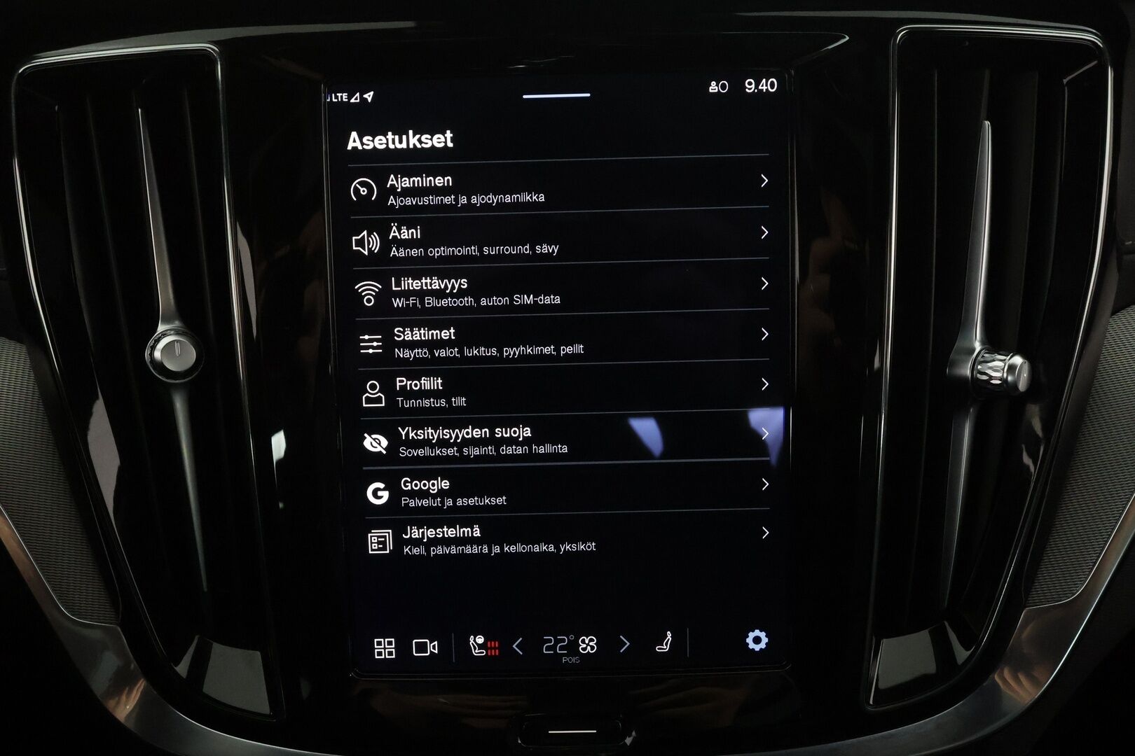 Volvo S60 2023 T8 AWD Long Range High Performance Ultimate Dark aut * ACC / 360° / Muistipenkit / Full LED / Panorama / H&K / Koukku * - HUD / Keyless / 1.Om Suomi-auto / Akku kuntotarkastettu SoH 98,1% / Kahdet renkaat aluvanteilla / Merkkihuollettu / Supervarusteet