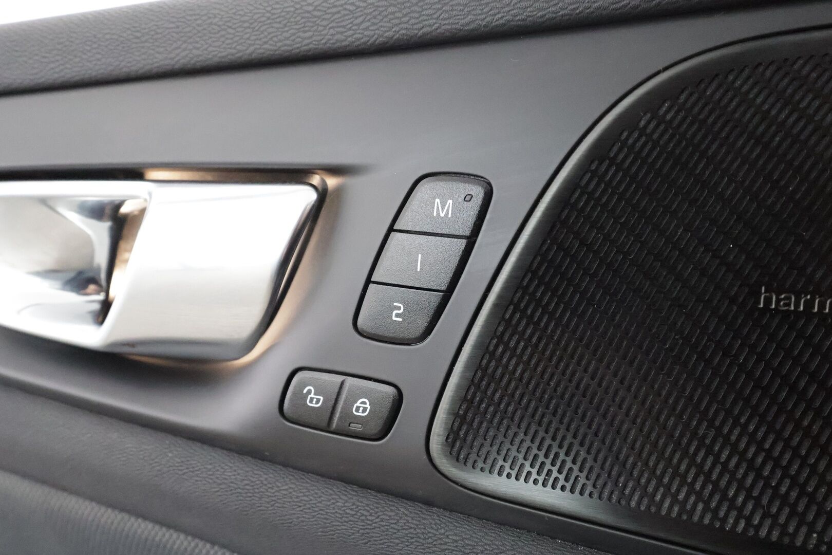 Volvo S60 2023 T8 AWD Long Range High Performance Ultimate Dark aut * ACC / 360° / Muistipenkit / Full LED / Panorama / H&K / Koukku * - HUD / Keyless / 1.Om Suomi-auto / Akku kuntotarkastettu SoH 98,1% / Kahdet renkaat aluvanteilla / Merkkihuollettu / Supervarusteet - HULLUT AVAJAISHULINAT KORKOTARJOUS 3,29 %