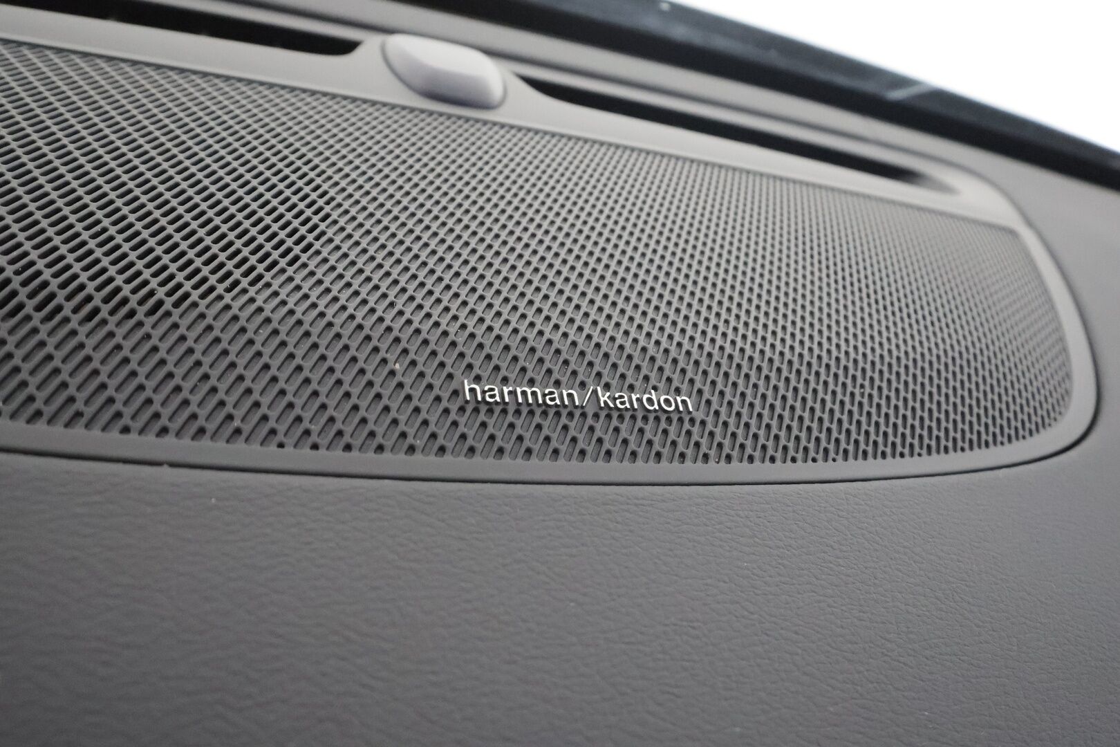 Volvo S60 2023 T8 AWD Long Range High Performance Ultimate Dark aut * ACC / 360° / Muistipenkit / Full LED / Panorama / H&K / Koukku * - HUD / Keyless / 1.Om Suomi-auto / Kahdet renkaat aluvanteilla / Merkkihuollettu / Supervarusteet