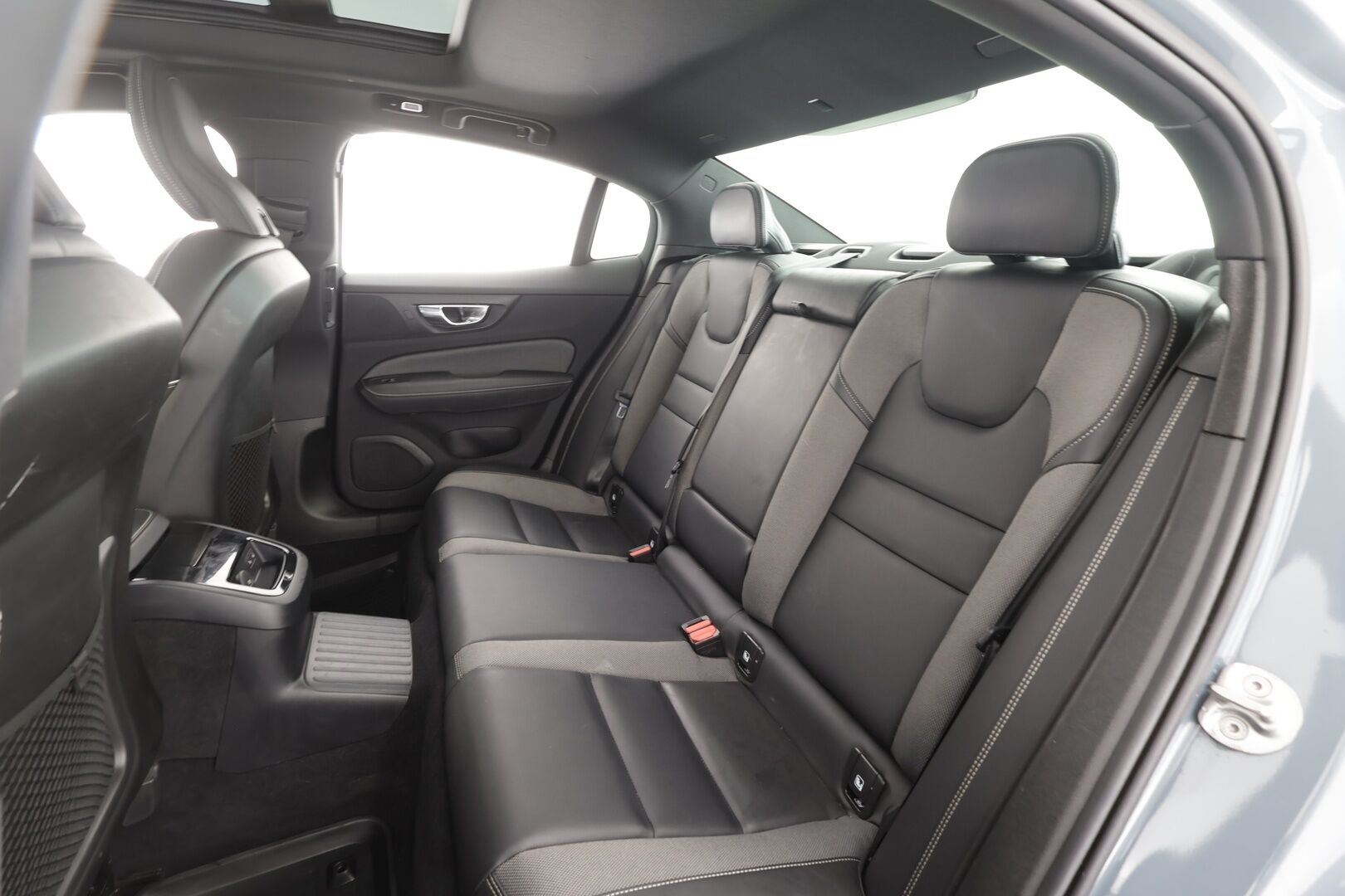 Volvo S60 2023 T8 AWD Long Range High Performance Ultimate Dark aut * ACC / 360° / Muistipenkit / Full LED / Panorama / H&K / Koukku * - HUD / Keyless / 1.Om Suomi-auto / Akku kuntotarkastettu SoH 98,1% / Kahdet renkaat aluvanteilla / Merkkihuollettu / Supervarusteet - HULLUT AVAJAISHULINAT KORKOTARJOUS 3,29 %