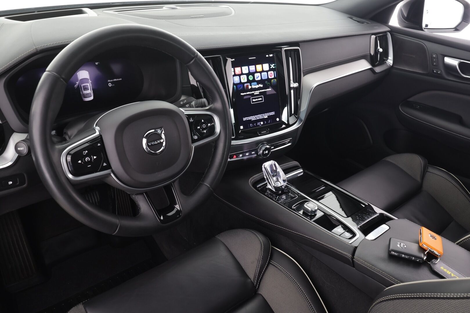 Volvo S60 2023 T8 AWD Long Range High Performance Ultimate Dark aut * ACC / 360° / Muistipenkit / Full LED / Panorama / H&K / Koukku * - HUD / Keyless / 1.Om Suomi-auto / Akku kuntotarkastettu SoH 98,1% / Kahdet renkaat aluvanteilla / Merkkihuollettu / Supervarusteet