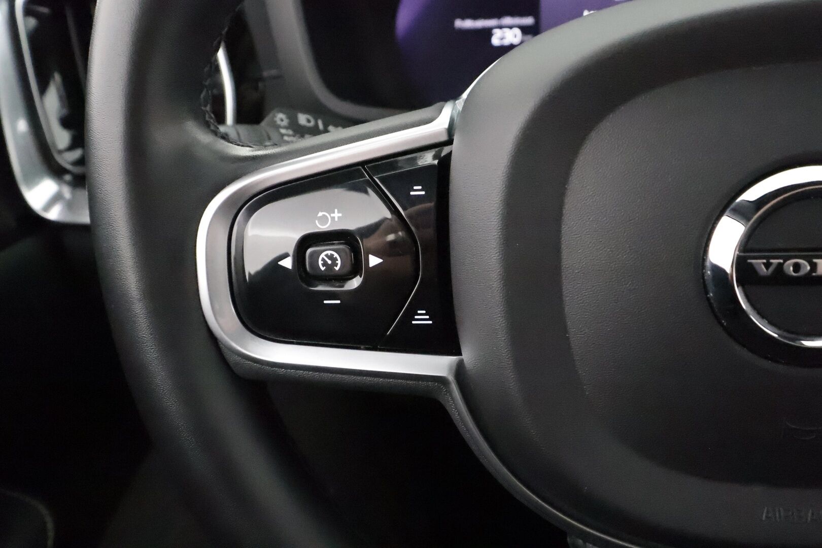 Volvo S60 2023 T8 AWD Long Range High Performance Ultimate Dark aut * ACC / 360° / Muistipenkit / Full LED / Panorama / H&K / Koukku * - HUD / Keyless / 1.Om Suomi-auto / Akku kuntotarkastettu SoH 98,1% / Kahdet renkaat aluvanteilla / Merkkihuollettu / Supervarusteet