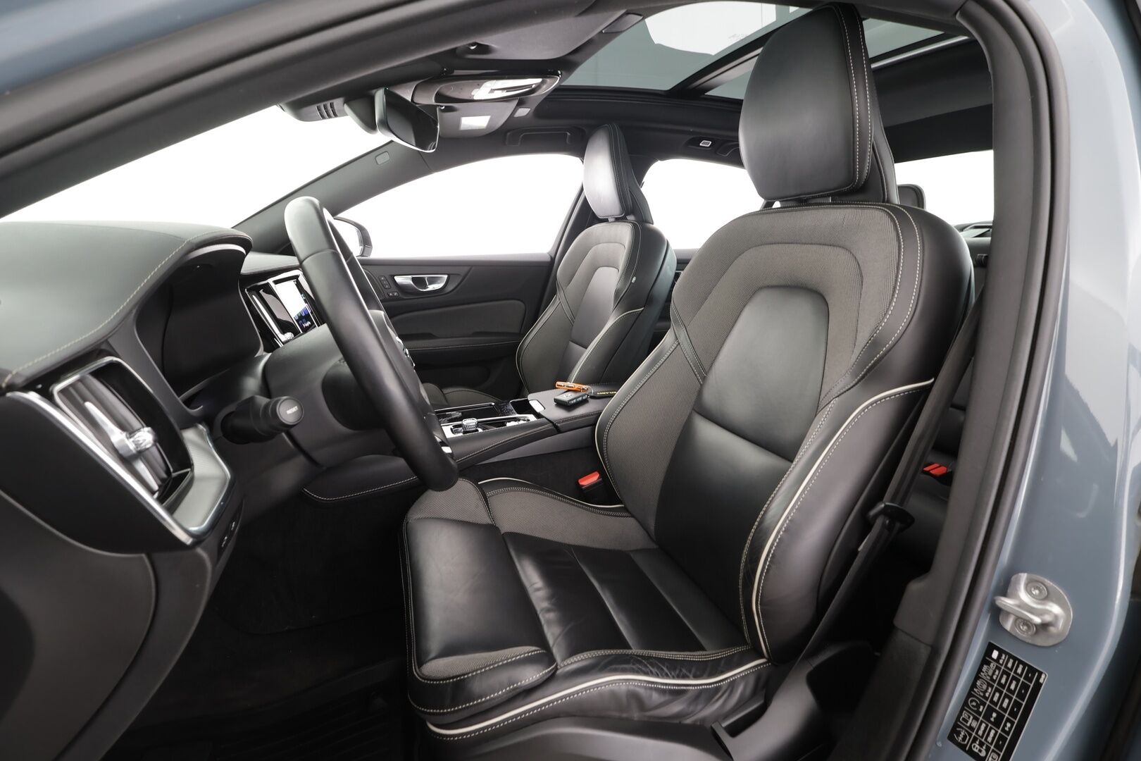 Volvo S60 2023 T8 AWD Long Range High Performance Ultimate Dark aut * ACC / 360° / Muistipenkit / Full LED / Panorama / H&K / Koukku * - HUD / Keyless / 1.Om Suomi-auto / Akku kuntotarkastettu SoH 98,1% / Kahdet renkaat aluvanteilla / Merkkihuollettu / Supervarusteet - HULLUT AVAJAISHULINAT KORKOTARJOUS 3,29 %