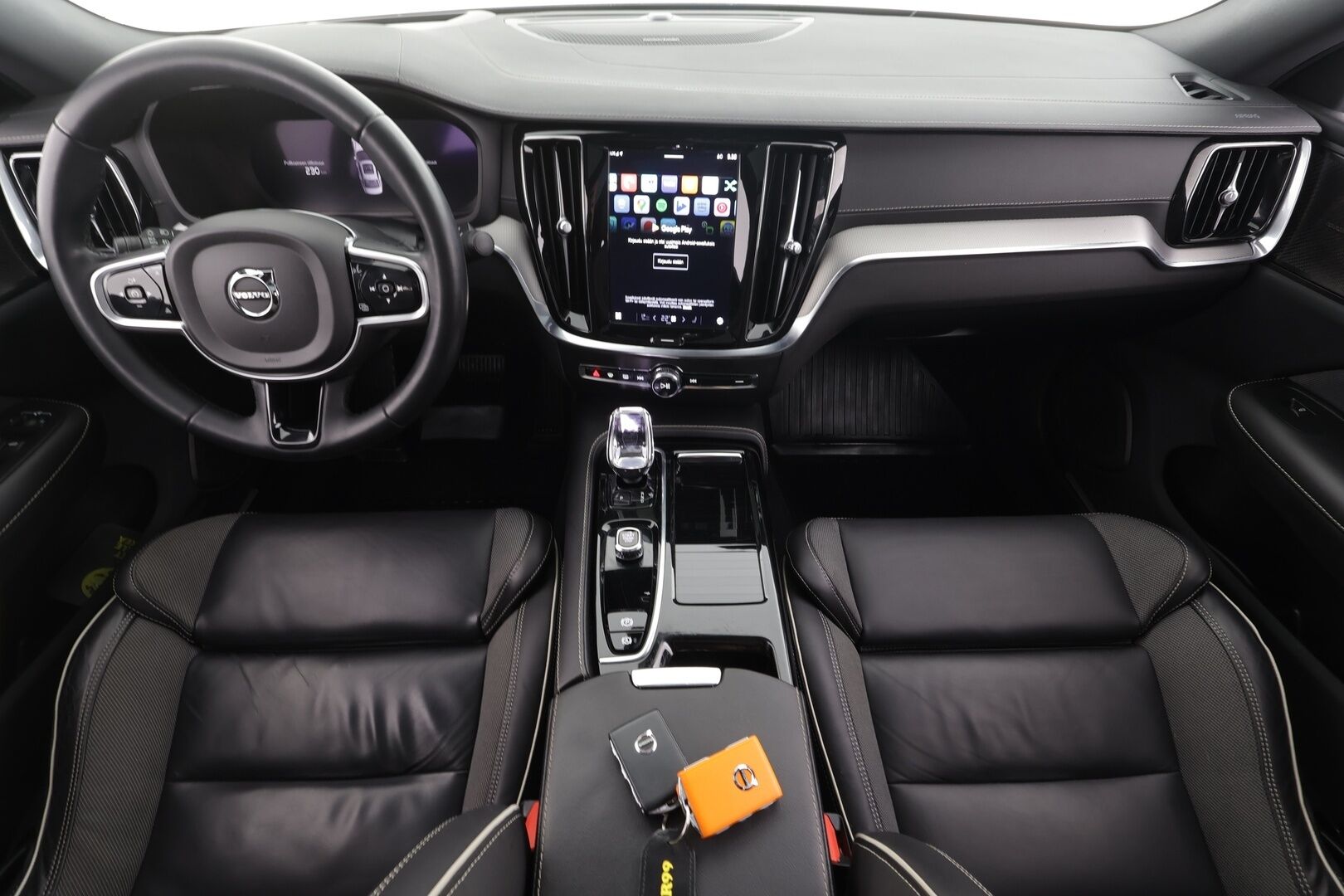 Volvo S60 2023 T8 AWD Long Range High Performance Ultimate Dark aut * ACC / 360° / Muistipenkit / Full LED / Panorama / H&K / Koukku * - HUD / Keyless / 1.Om Suomi-auto / Kahdet renkaat aluvanteilla / Merkkihuollettu / Supervarusteet