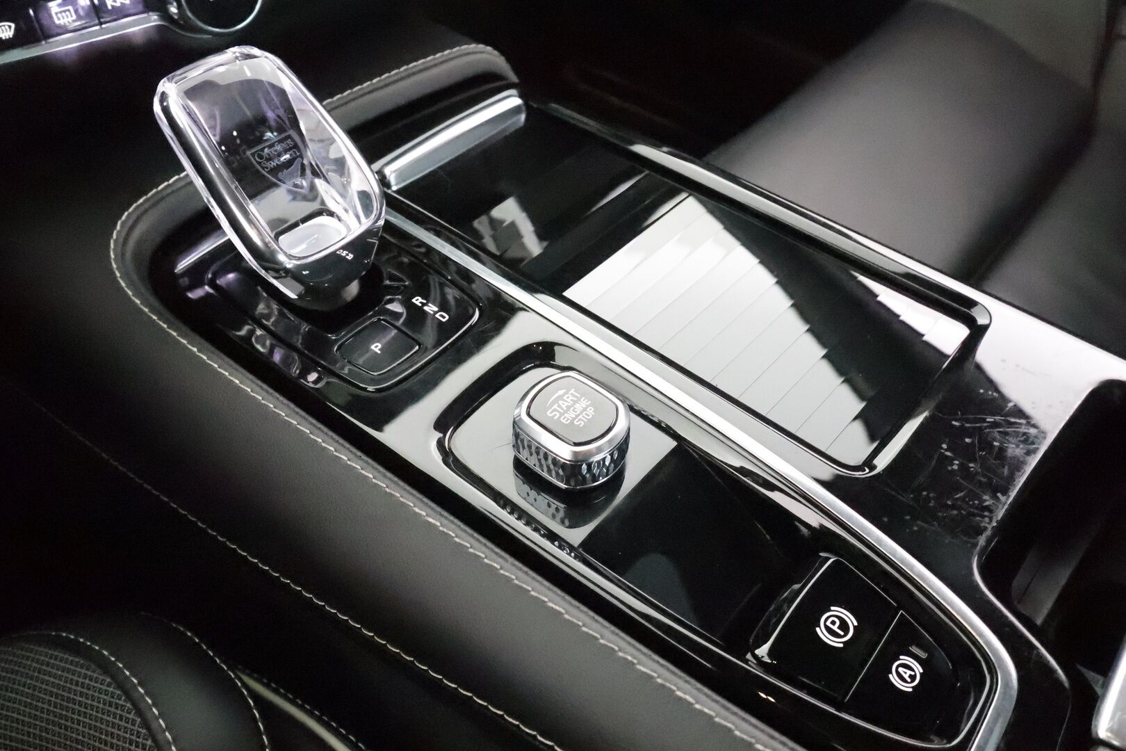 Volvo S60 2023 T8 AWD Long Range High Performance Ultimate Dark aut * ACC / 360° / Muistipenkit / Full LED / Panorama / H&K / Koukku * - HUD / Keyless / 1.Om Suomi-auto / Akku kuntotarkastettu SoH 98,1% / Kahdet renkaat aluvanteilla / Merkkihuollettu / Supervarusteet