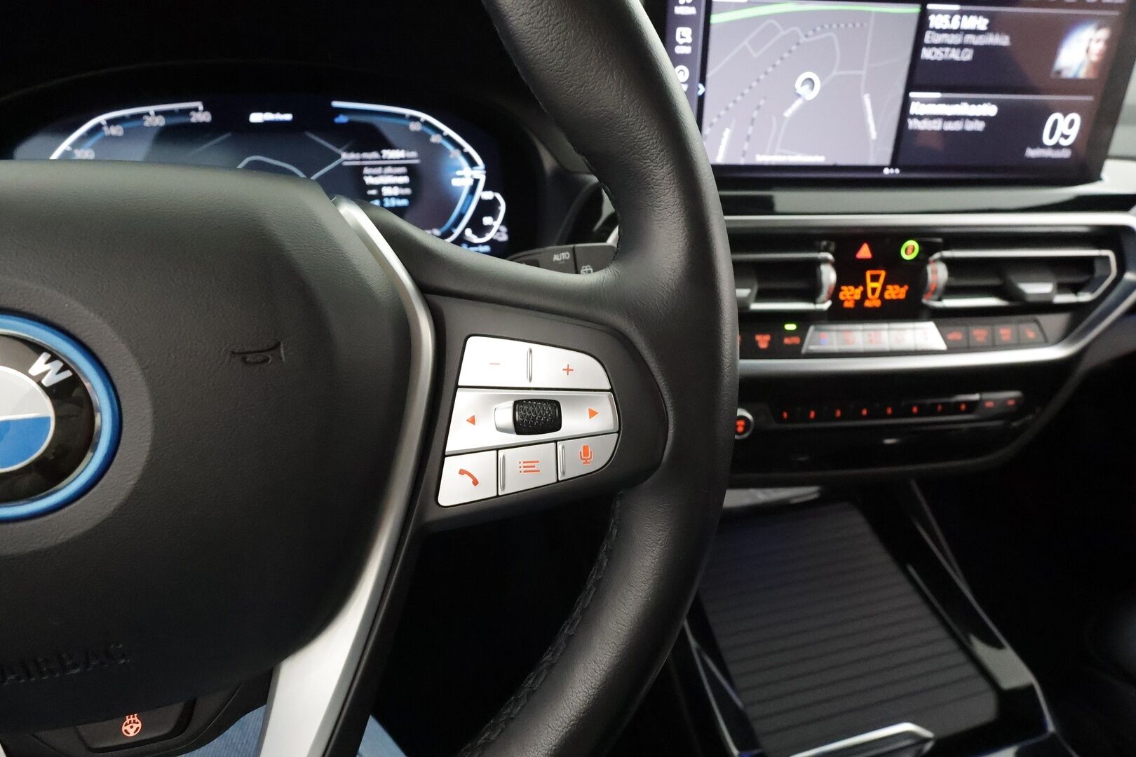 BMW X3 2023 G01 xDrive 30e A Charged Edition * ACC / Koukku / P.Kamera / LED / Sporttinahat / Kaistavahti / Navi * - 1-om Suomi-auto / Kahdet renkaat aluvanteilla / 2x Latauskaapelit