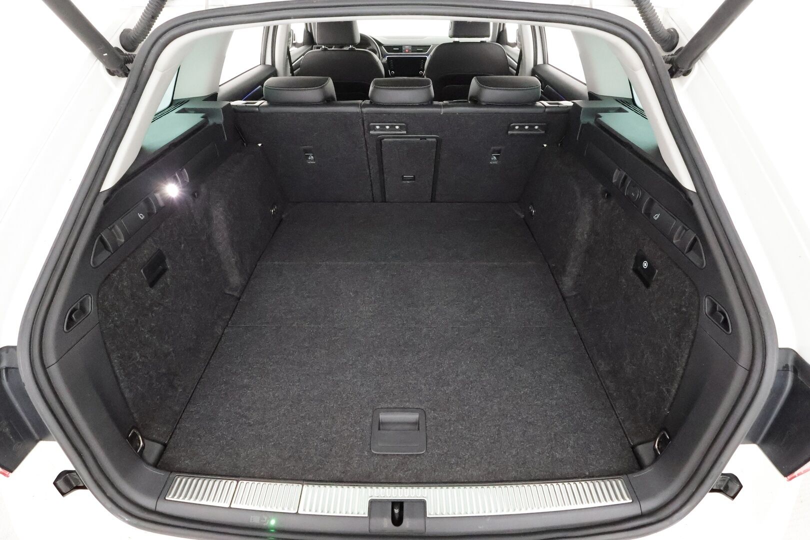 Skoda Superb 2020 Combi 2,0 TDI 190 4x4 Style DSG * Webasto / Koukku / ACC / Matrix / Canton / P.kamera / Muistipenkki * - Merkkihuollot / Kahdet renkaat aluvanteilla