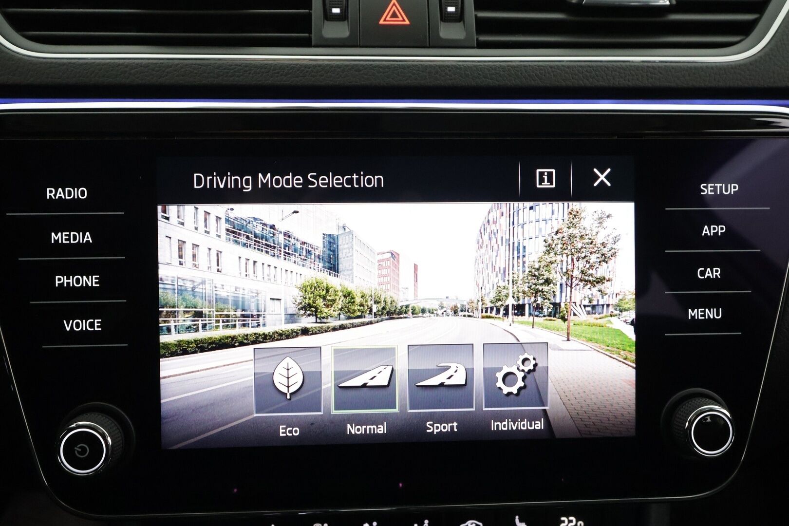 Skoda Superb 2020 Combi 2,0 TDI 190 4x4 Style DSG * Webasto / Koukku / ACC / Matrix / Canton / P.kamera / Muistipenkki * - Merkkihuollot / Kahdet renkaat aluvanteilla