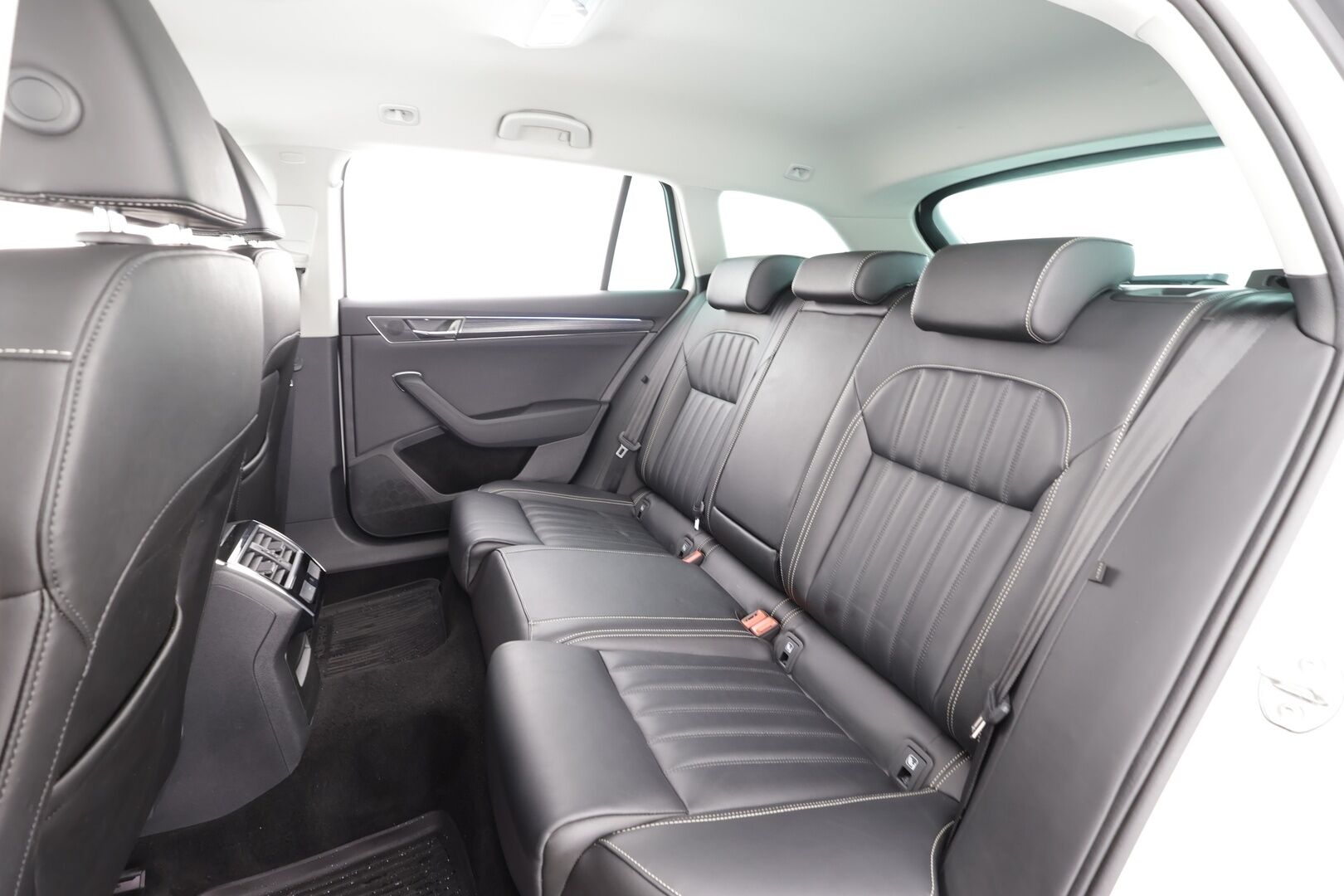 Skoda Superb 2020 Combi 2,0 TDI 190 4x4 Style DSG * Webasto / Koukku / ACC / Matrix / Canton / P.kamera / Muistipenkki * - Merkkihuollot / Kahdet renkaat aluvanteilla