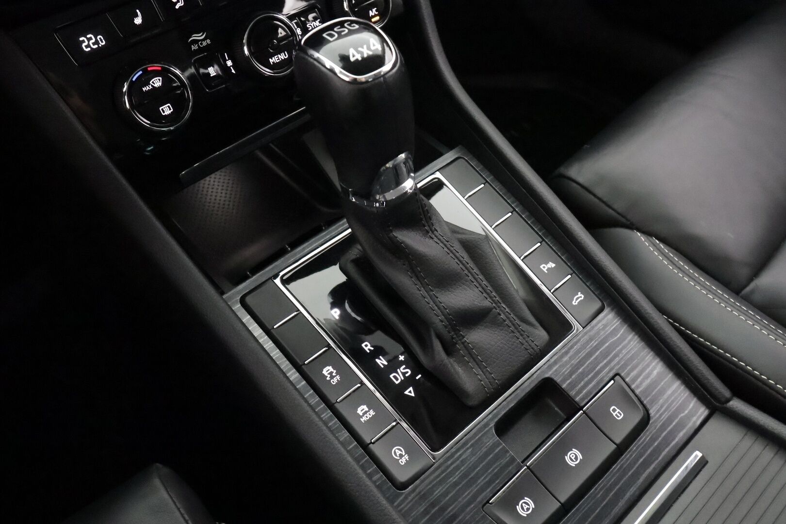 Skoda Superb 2020 Combi 2,0 TDI 190 4x4 Style DSG * Webasto / Koukku / ACC / Matrix / Canton / P.kamera / Muistipenkki * - Merkkihuollot / Kahdet renkaat aluvanteilla